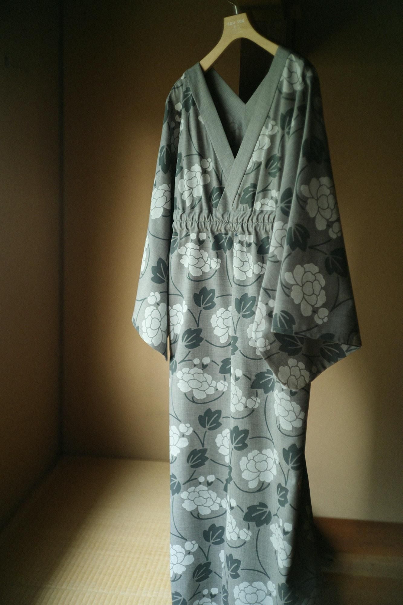 梳最差的(Somo)新鲜涂层的衣服(Mitateromo)长持久(Nagatake/Flower Arabesque)暗色(Nibiiro)