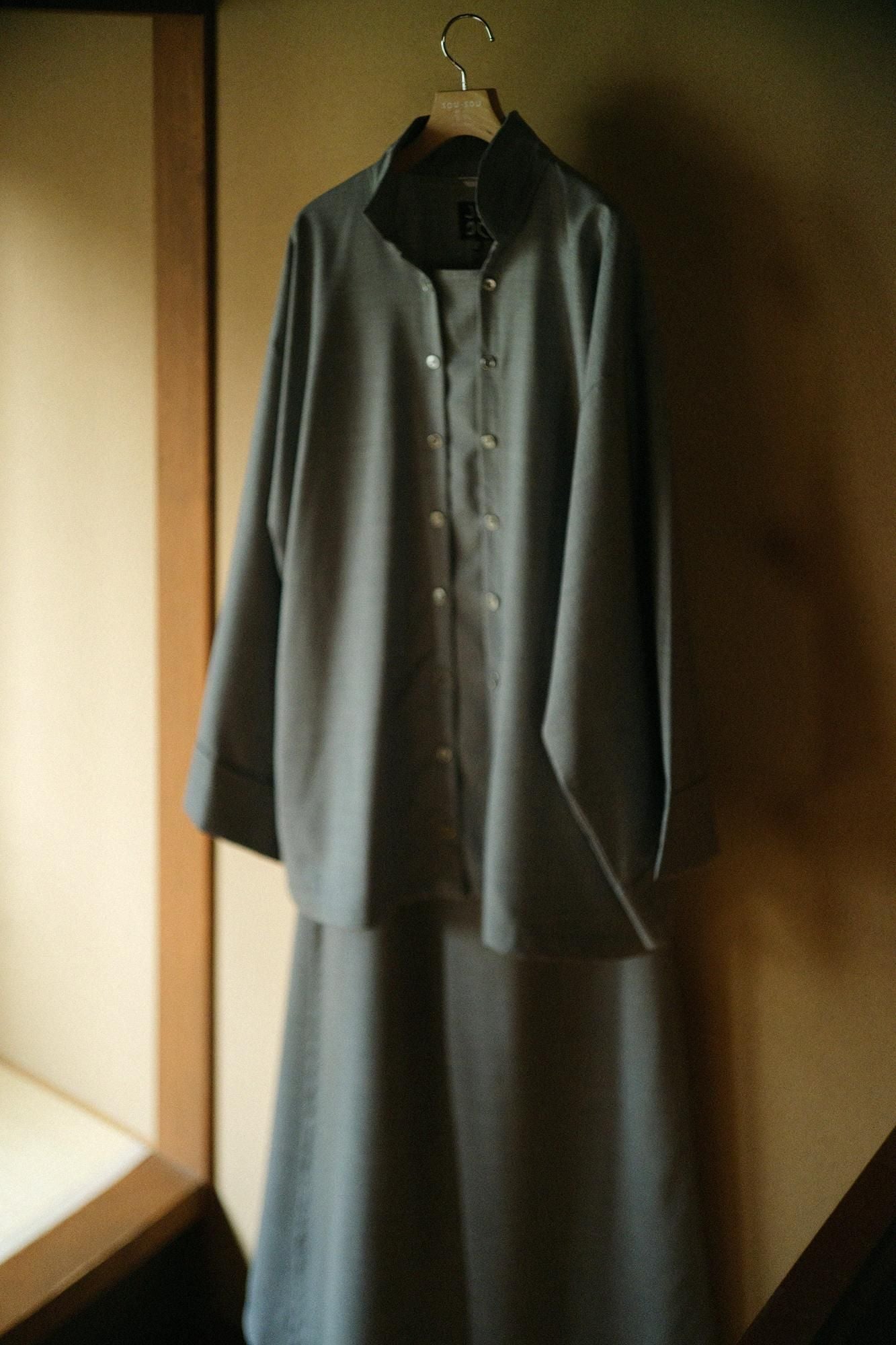 陣風靡梳毛深灰色