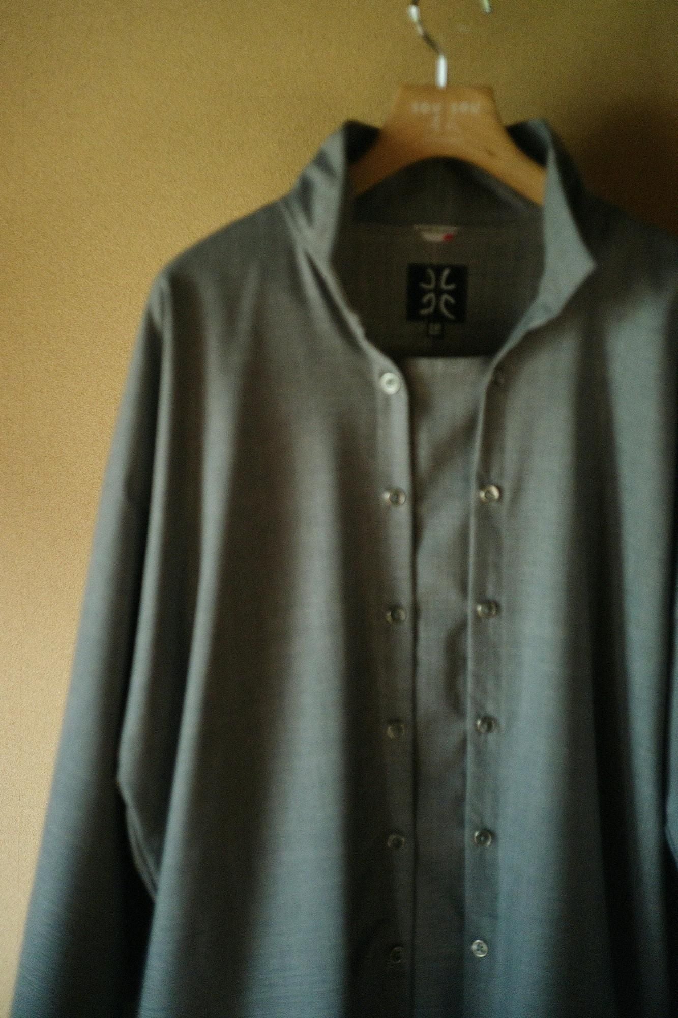 陣風靡梳毛深灰色