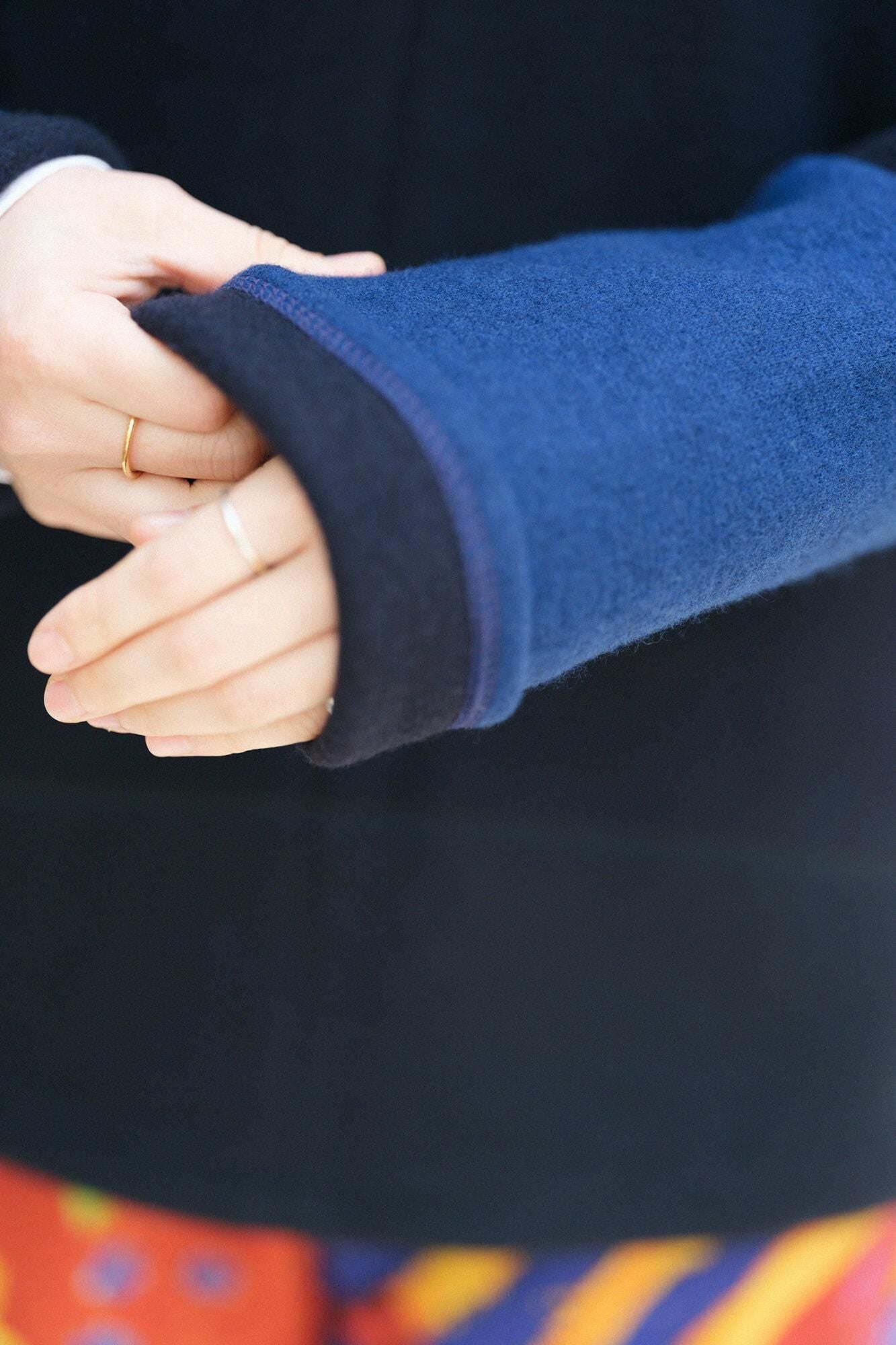 Dual-layered Knit Bi-color Sleeve V Neck Kantoui / Dark Blue