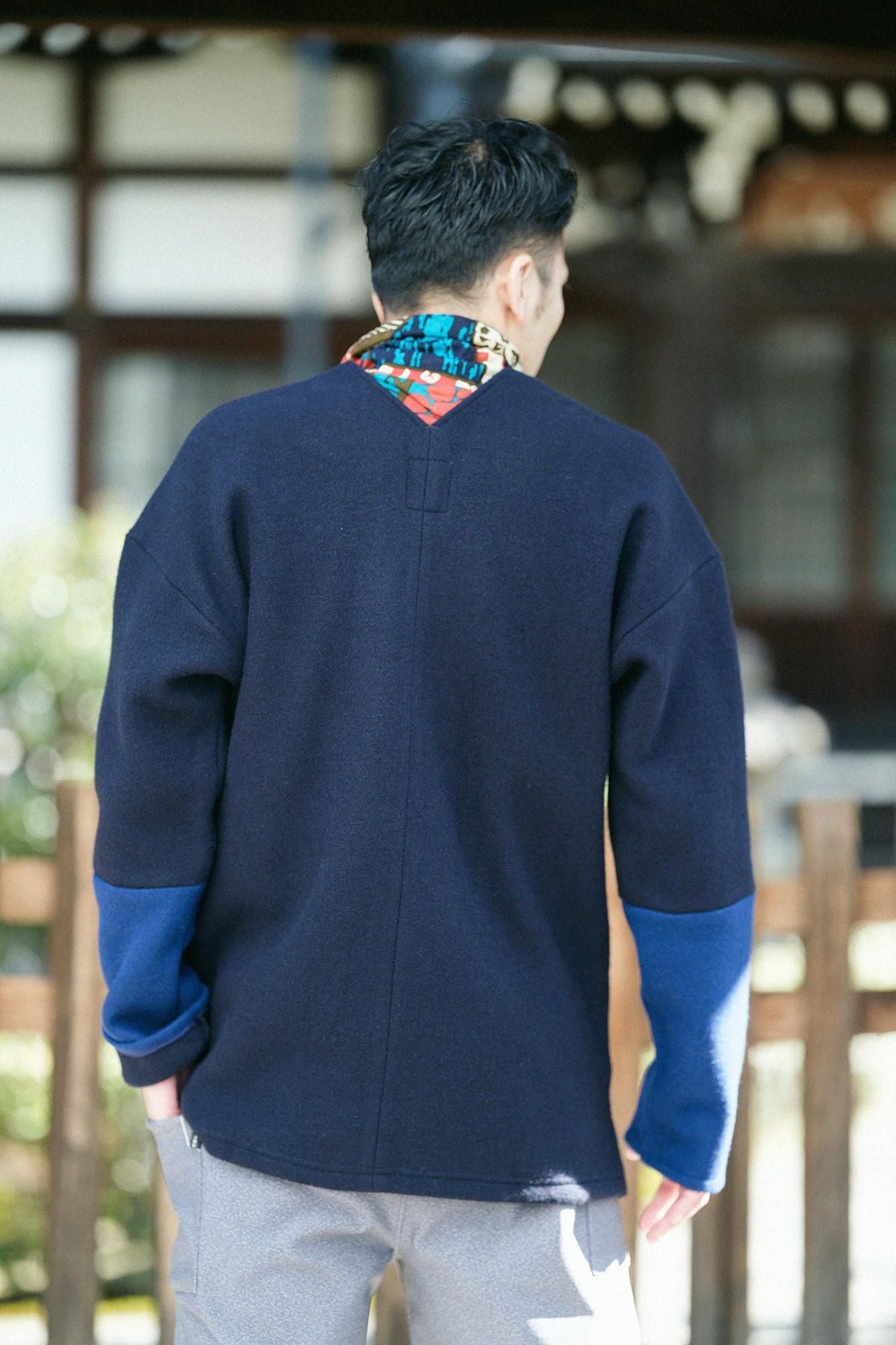 Dual-layered Knit Bi-color Sleeve V Neck Kantoui / Dark Blue