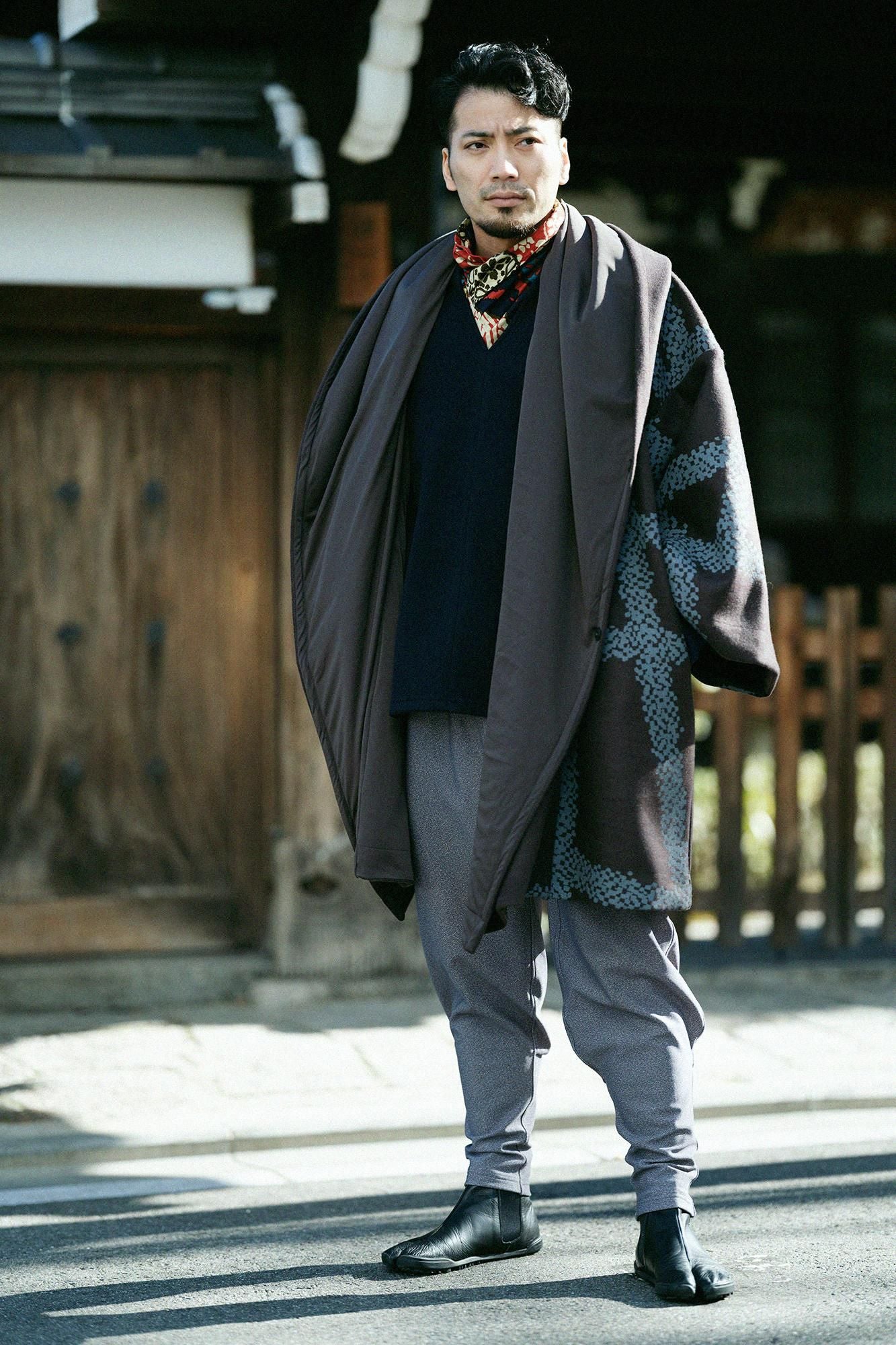 Dual-layered Knit Bi-color Sleeve V Neck Kantoui / Dark Blue