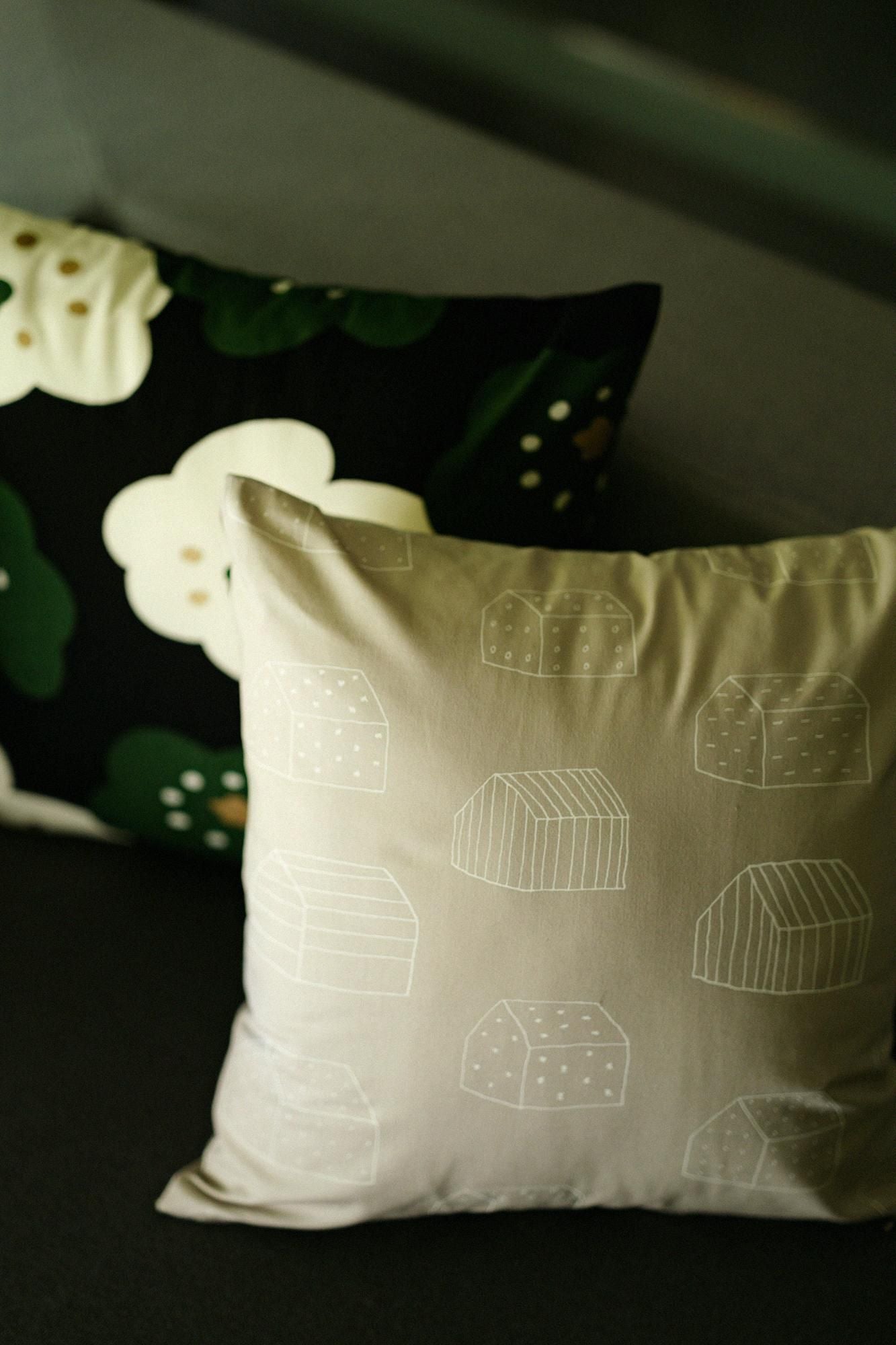 平織り20番手 クッション(座布団)カバー/家(いえ) 集落(しゅうらく)【※お届けに約3週間】