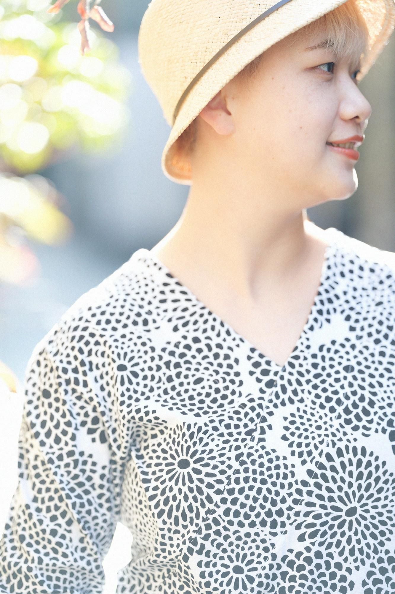 【net limited】V-neck Shirt Three-quarter Sleeve/Chrysanthemum Backlight