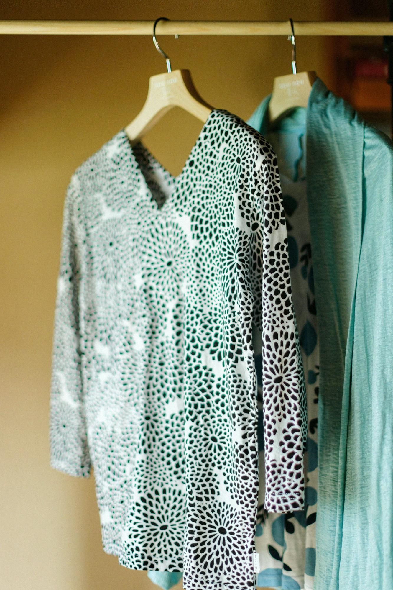 【net limited】V-neck Shirt Three-quarter Sleeve/Chrysanthemum Backlight