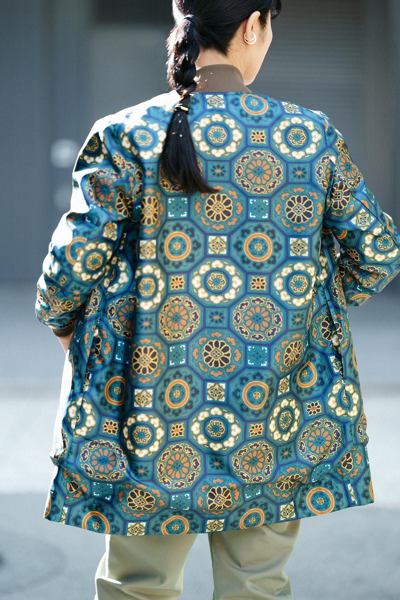 【net限定】60双ギャバジン リバーシブルブルゾン/鶯茶(うぐいすちゃ)×華麗(かれい) 緑玉色(りょくぎょくいろ)