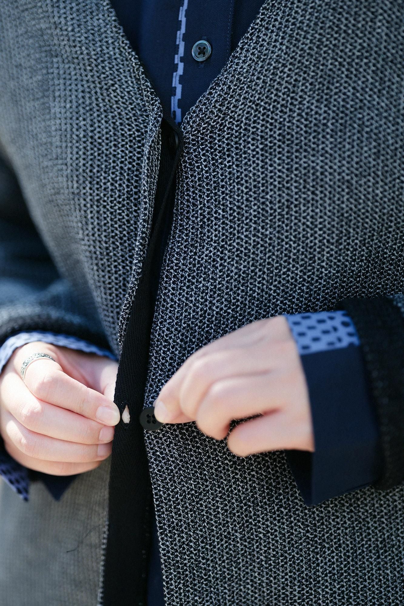 拉舍爾經編V領 輕型外套/深灰色