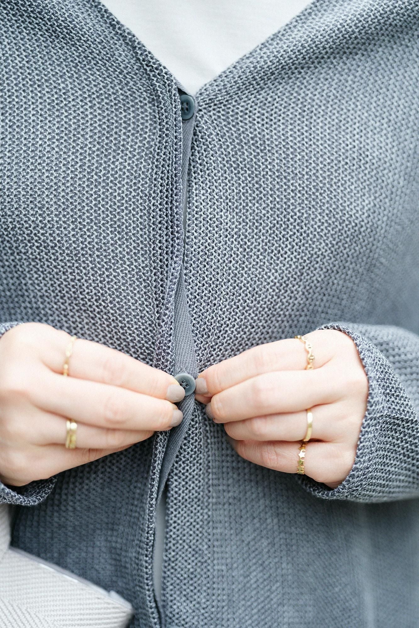 拉舍爾經編V領 輕型外套/灰墨色