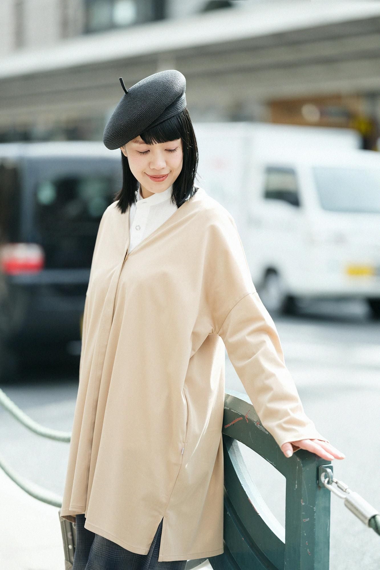 코튼 트리아세테이트 V넥 빛튜닉가디건/짙은 베이지색