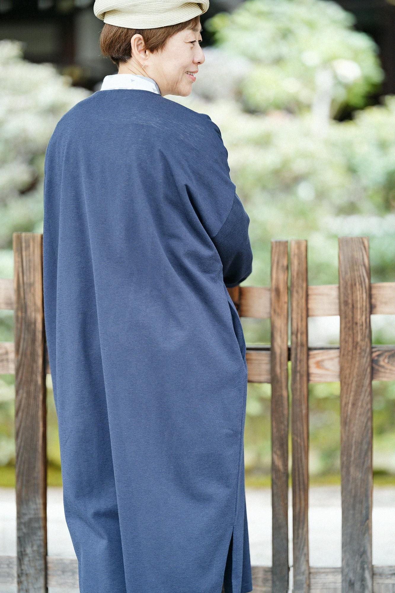 綿麻混 リランチェ(R) Vネック ライトコート/留紺(とめこん)