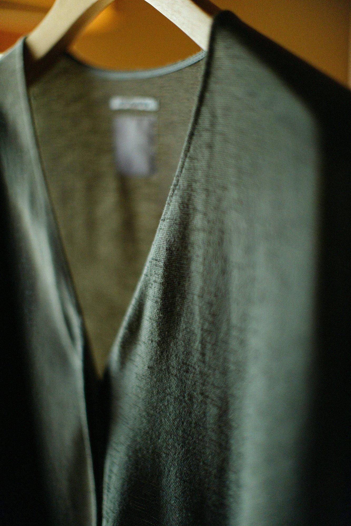 綿麻混 リランチェ(R) Vネック ライトコート/柳茶(やなぎちゃ)