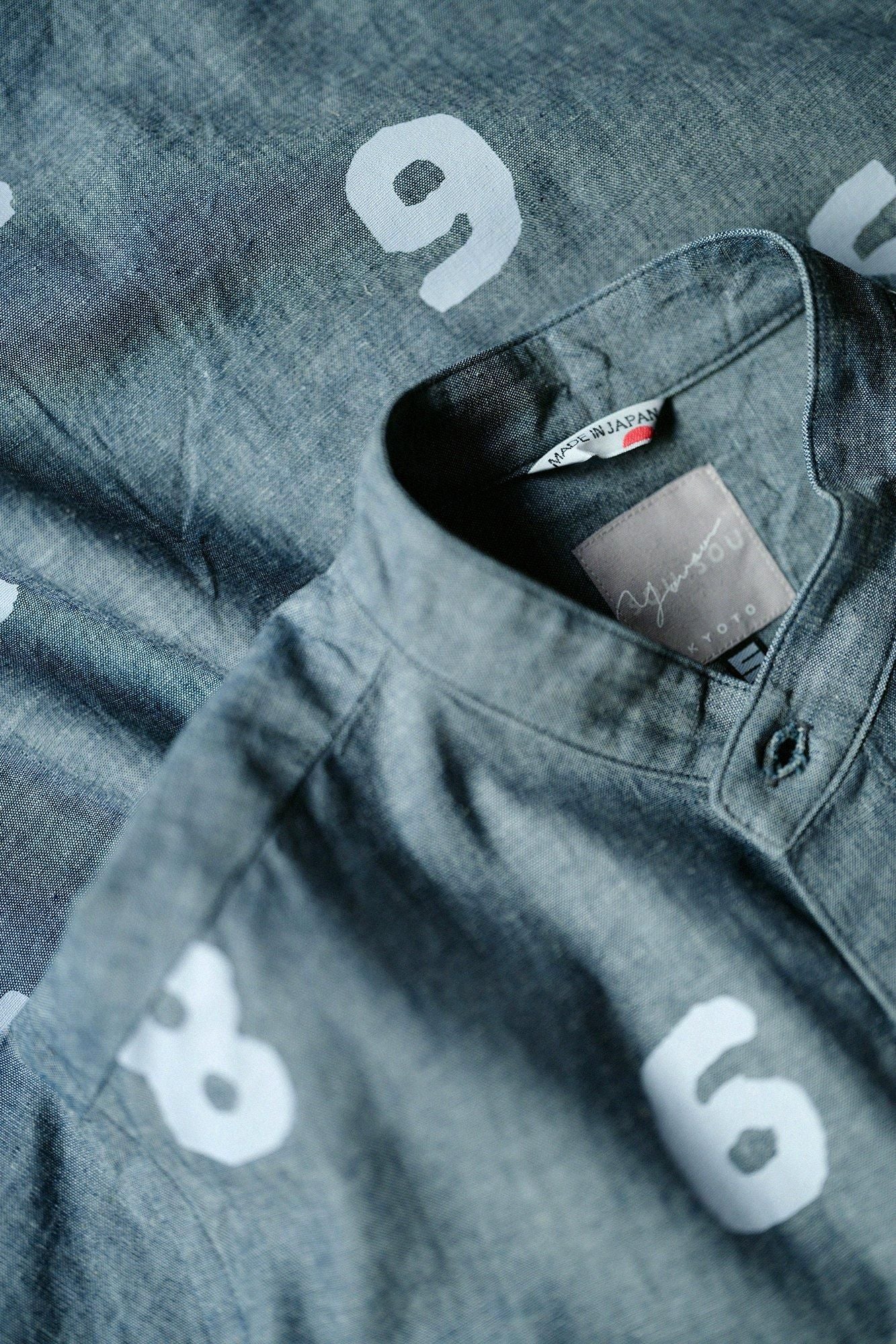 【net限定30%OFF】インディゴシャンブレー織 スタンドカラー半袖シャツ SP/SO-SU-U 杢紺(もくこん)