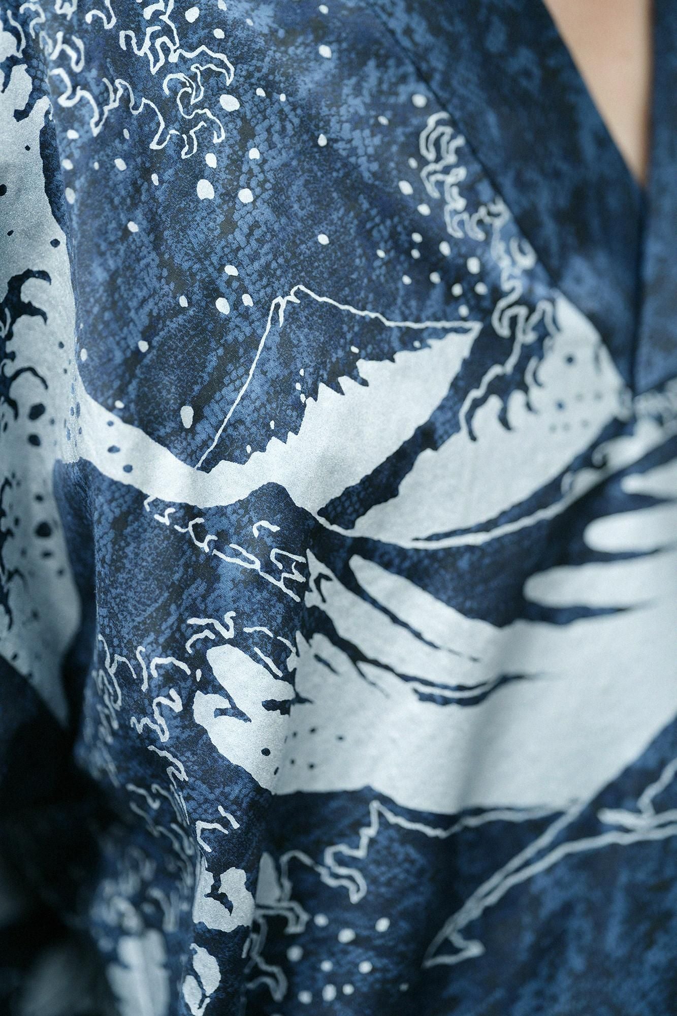 【Online】Satin Weave Fubi Shirt Pattern on Collar(minds old time withBeautyNukiMonYocormorant)/Hokusai Dark Indigo Blue