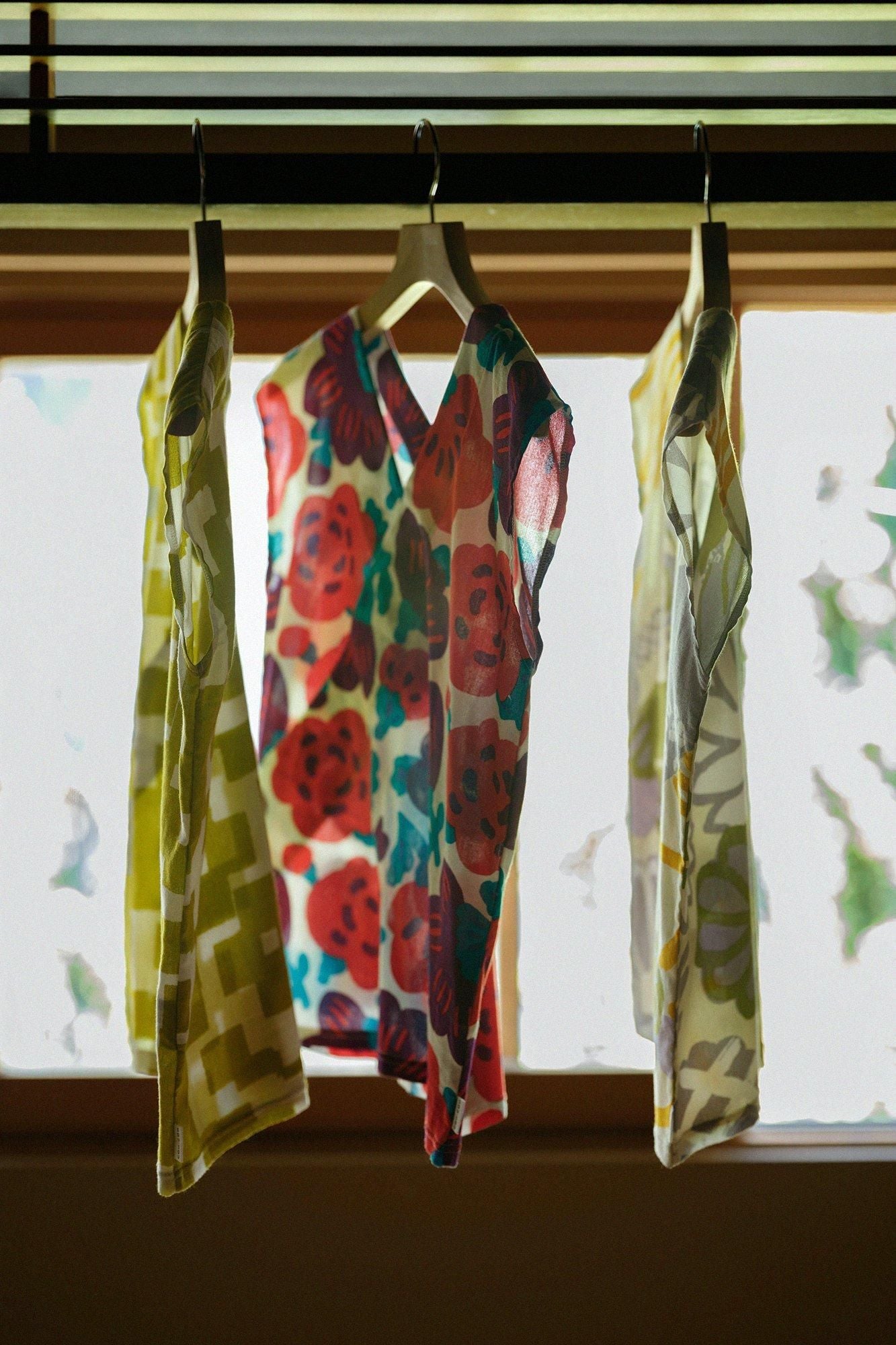 Chizimi Cotton 40/40 V-neck Shirt / Flowers