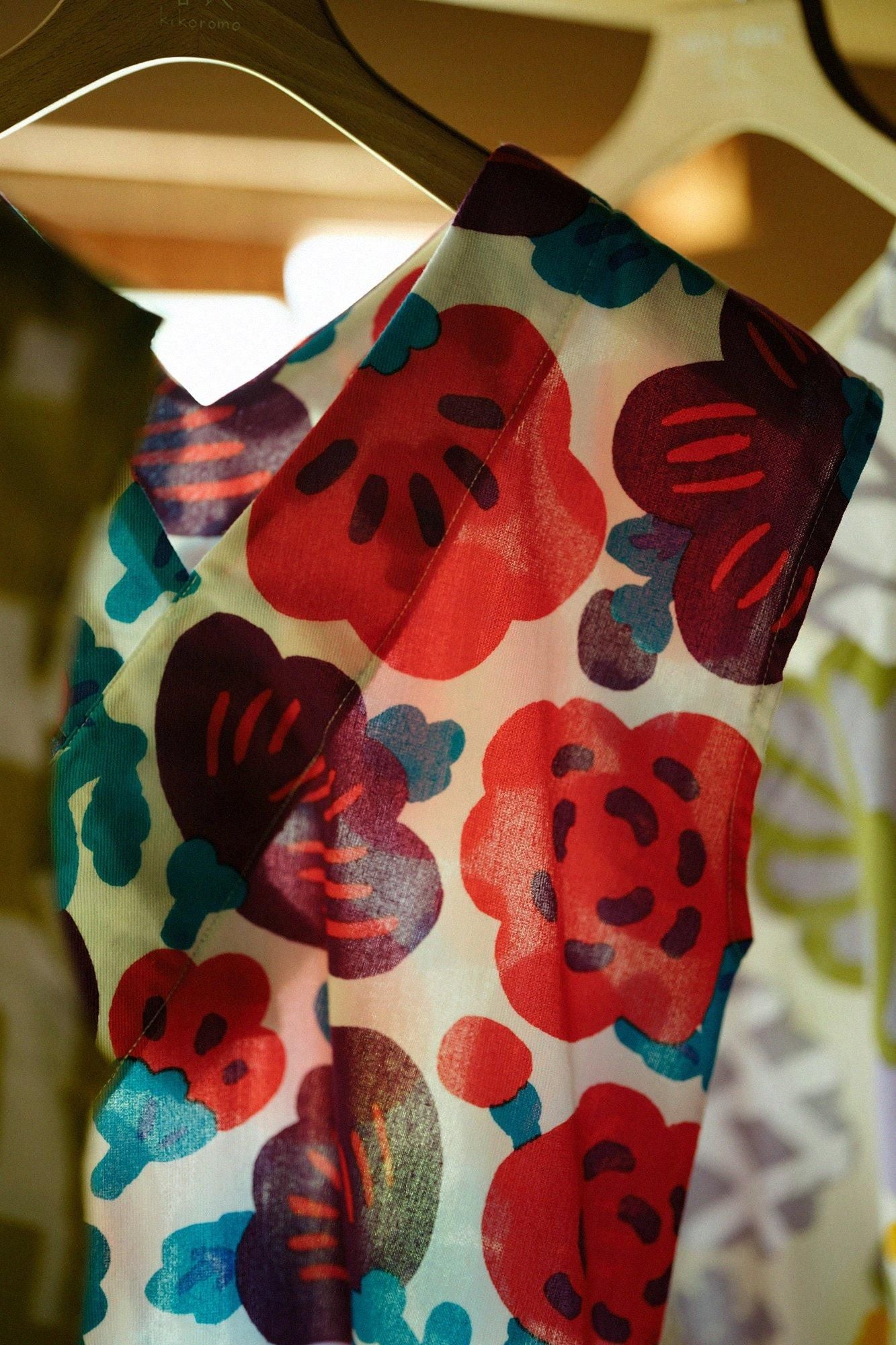 Chizimi Cotton 40/40 V-neck Shirt / Flowers