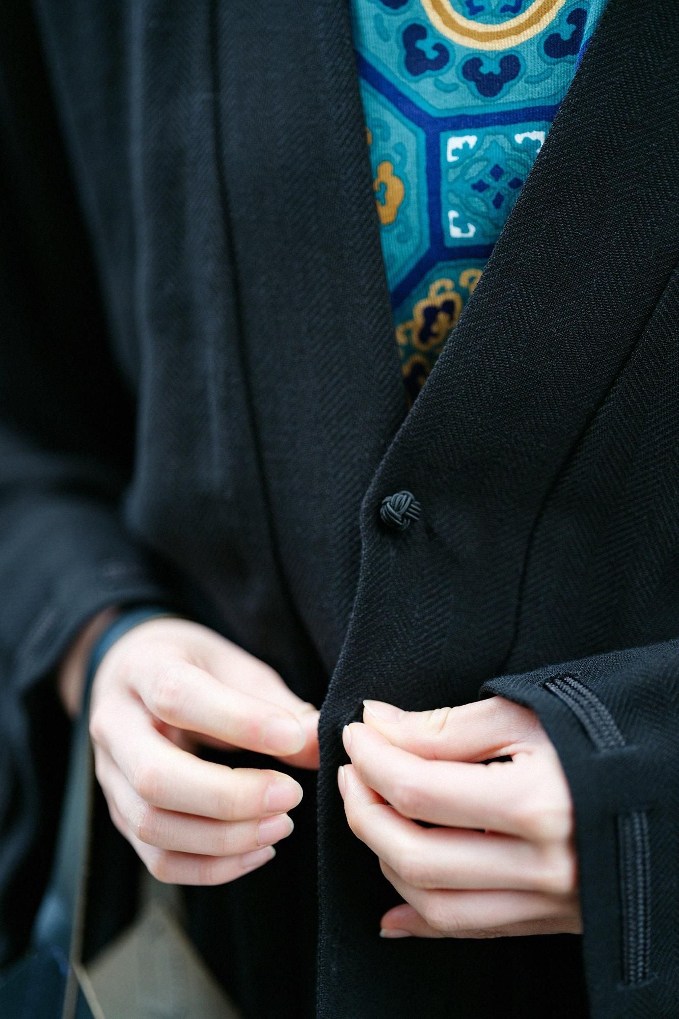 【官網限定】棉麻紡人字形斜紋織伯爵外套 宮中袖/黑色