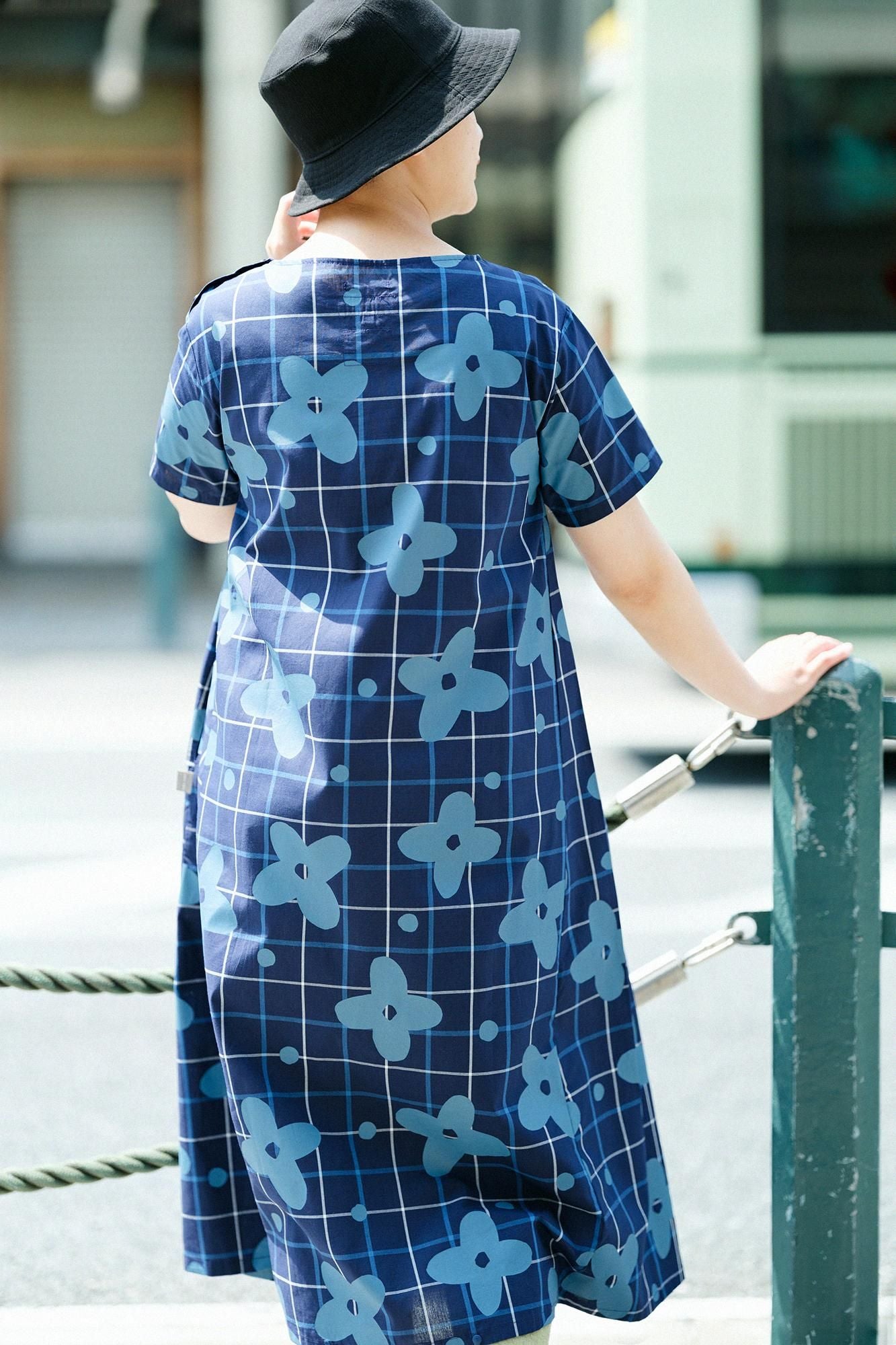 【官網限定】靛藍染密織平紋布格紋BIKE 連身裙/山花風
