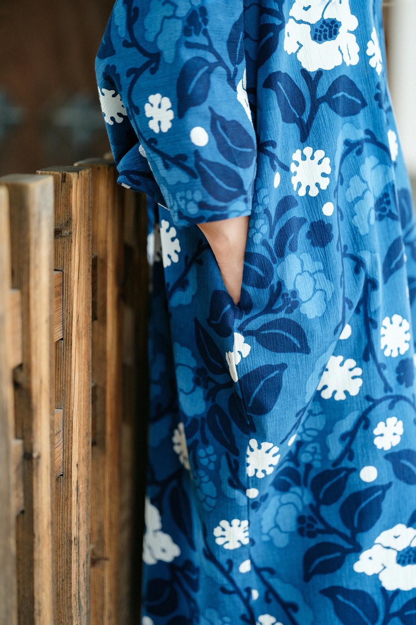 高島縮棉 20/20 藍捺染 圓弧袖長方形洋裝/雪柳與椿