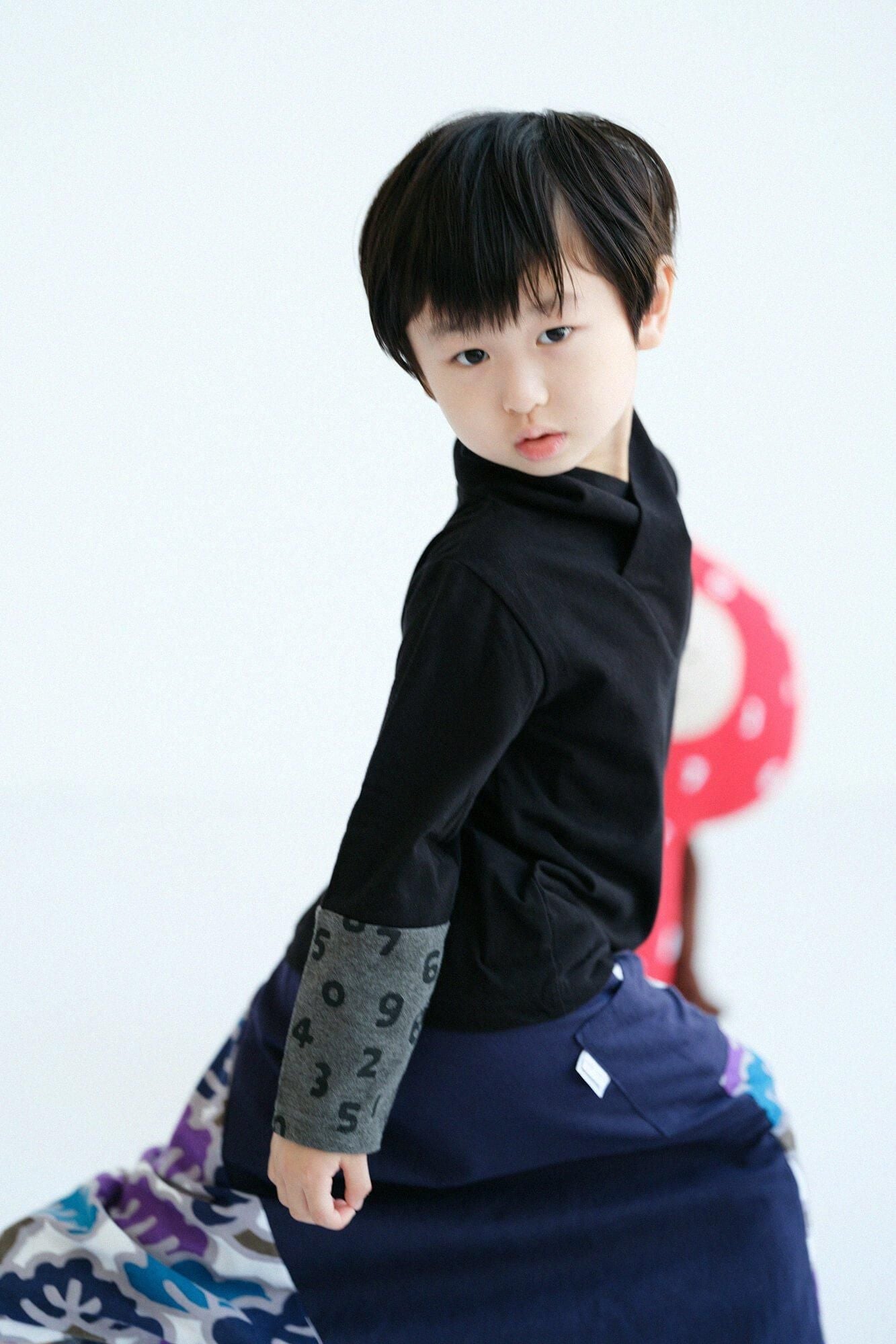 ●雙色袖 上衣/黑色×SO-SU-U十數 昆