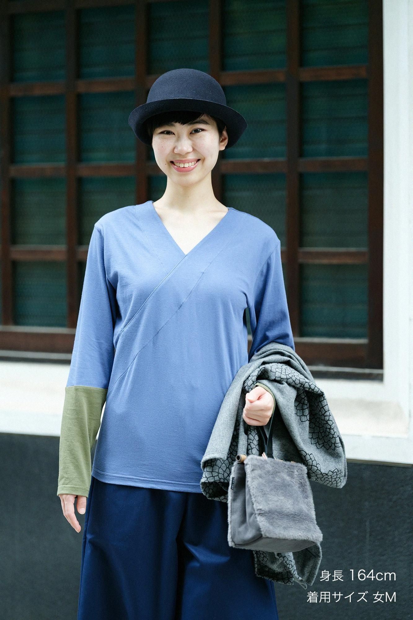 V-neck Shirt Bi-color Sleeve 30 Count Single Yarn / Light Greyish Blue × Moss Green