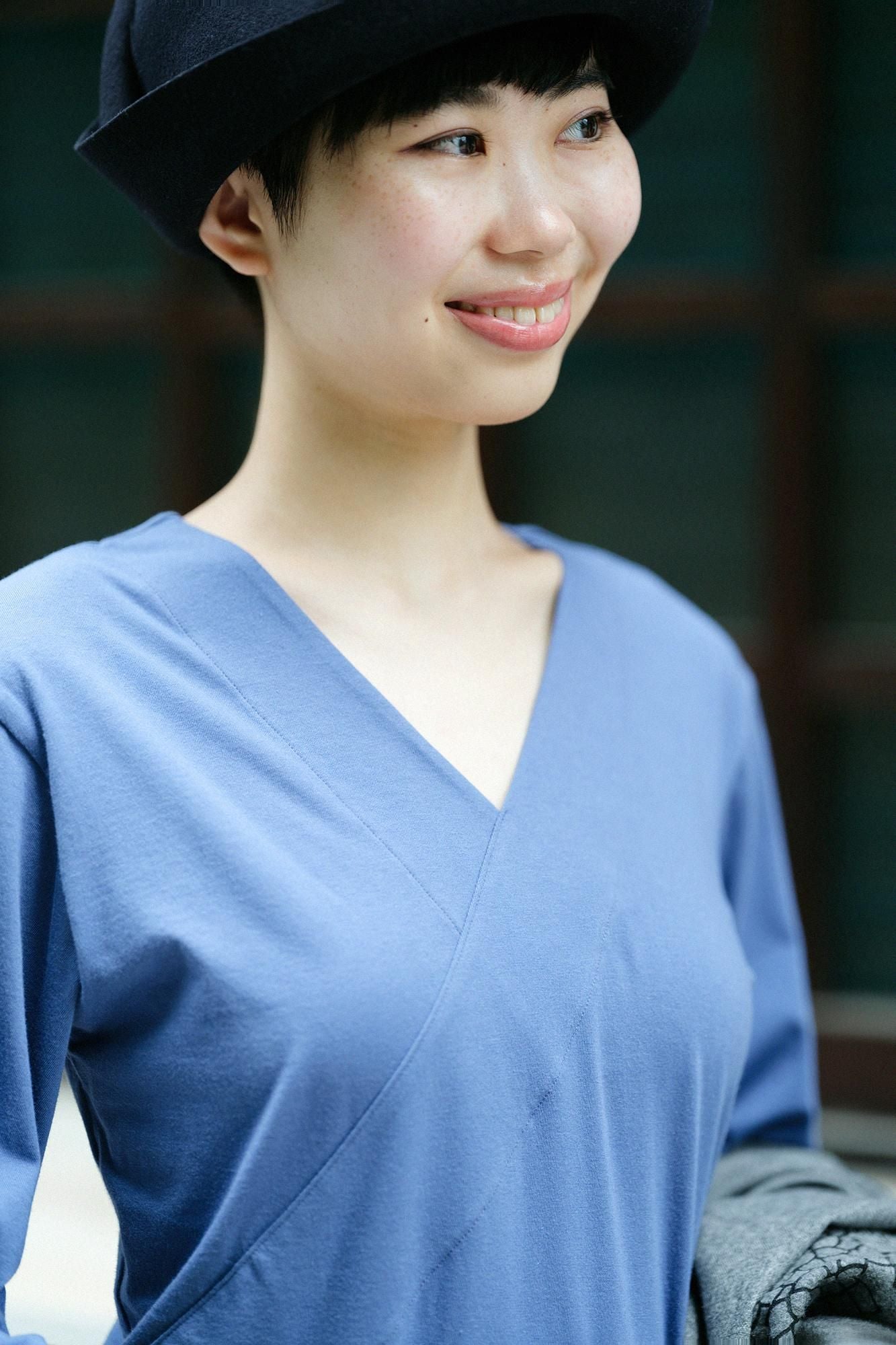 V-neck Shirt Bi-color Sleeve 30 Count Single Yarn / Light Greyish Blue × Moss Green