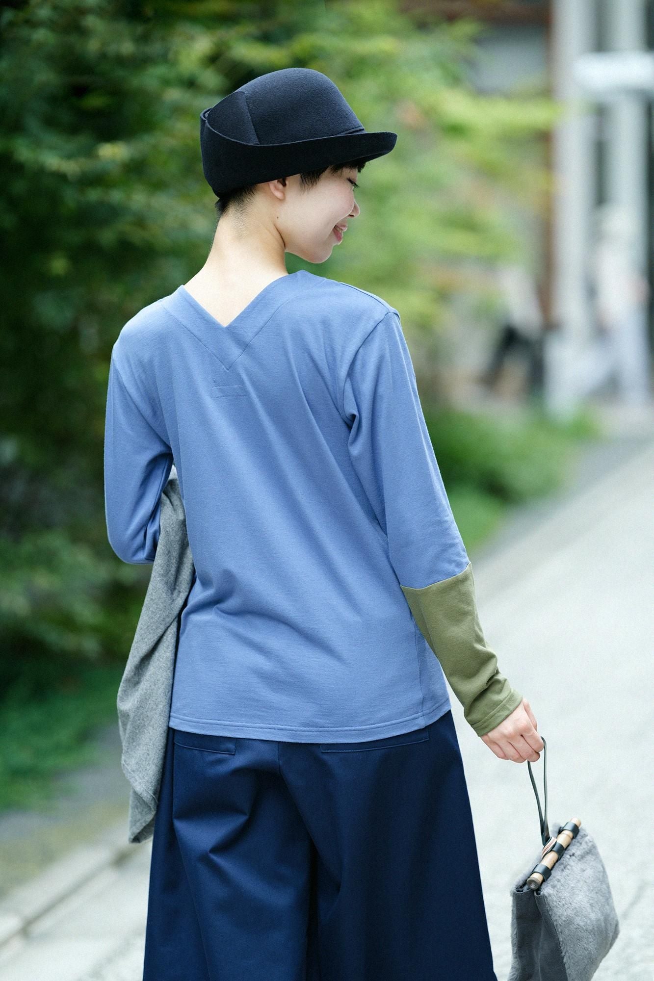 V-neck Shirt Bi-color Sleeve 30 Count Single Yarn / Light Greyish Blue × Moss Green