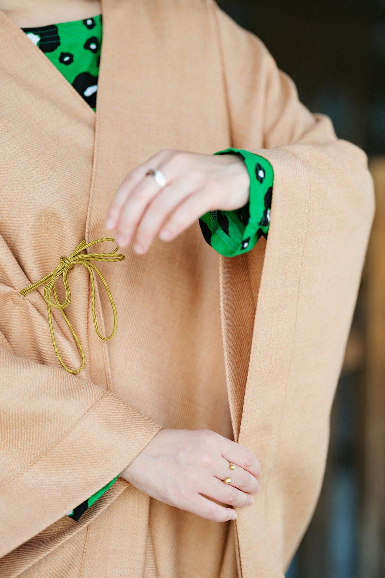 梳毛(そもう) 綾織(あやおり) きさらぎ/赤香色(あかこういろ)