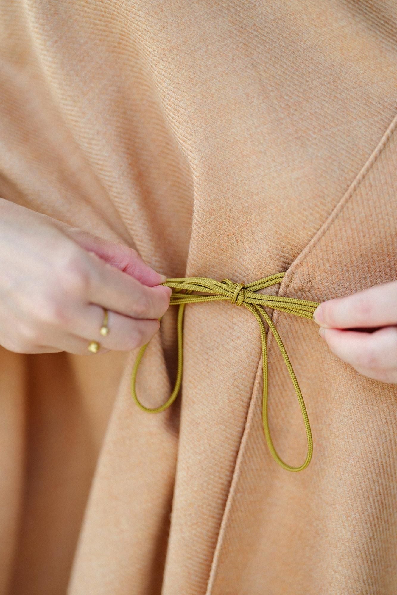 梳毛(そもう) 綾織(あやおり) きさらぎ/赤香色(あかこういろ)