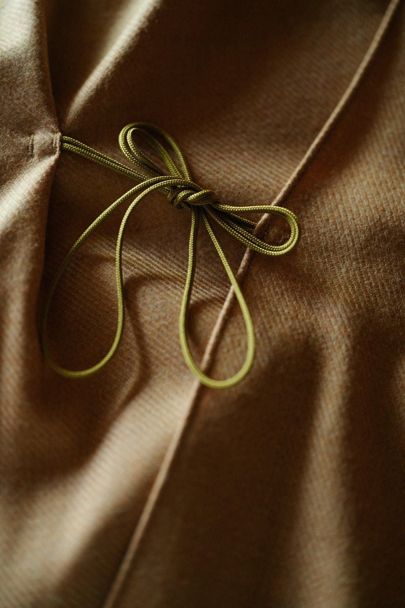 梳毛(そもう) 綾織(あやおり) きさらぎ/赤香色(あかこういろ)