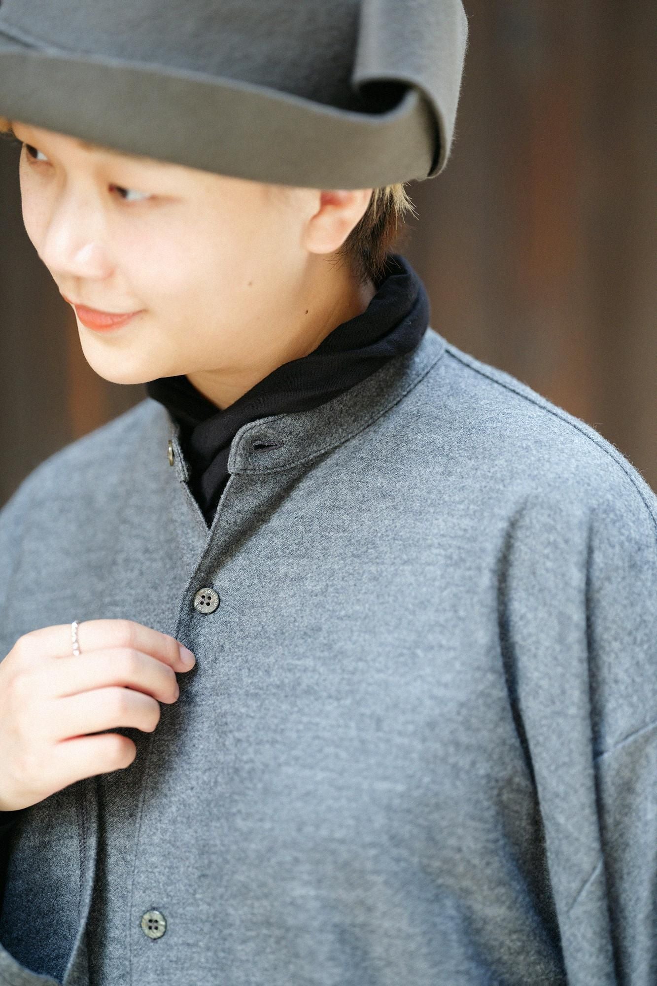 【net限定】梳毛(そもう) 綾織(あやおり) 薙刀かり衣(なぎなたかりごろも) 裏勝り(うらまさり)/濃灰(こいはい)×SO-SU-U