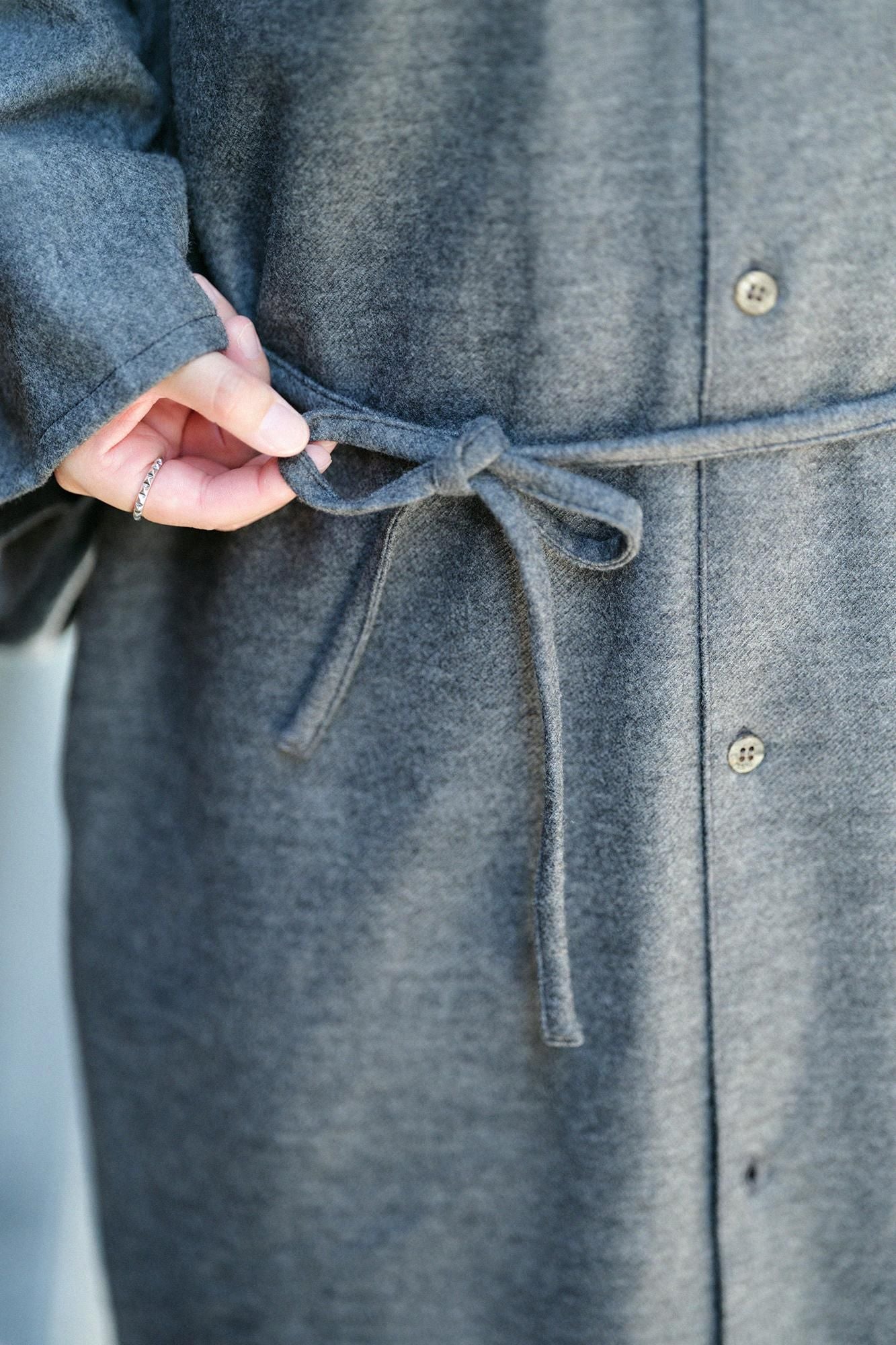 【net限定】梳毛(そもう) 綾織(あやおり) 薙刀かり衣(なぎなたかりごろも) 裏勝り(うらまさり)/濃灰(こいはい)×SO-SU-U