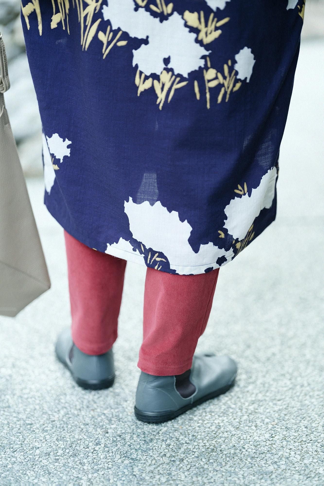 光泽、煤质、稍薄、深色