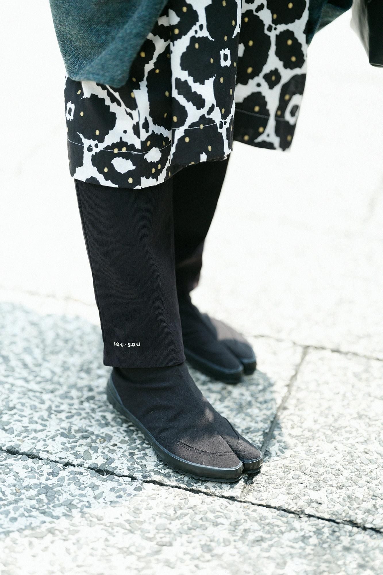 Shin Corduroy Slightly Slim-type Leggings Pants / Black