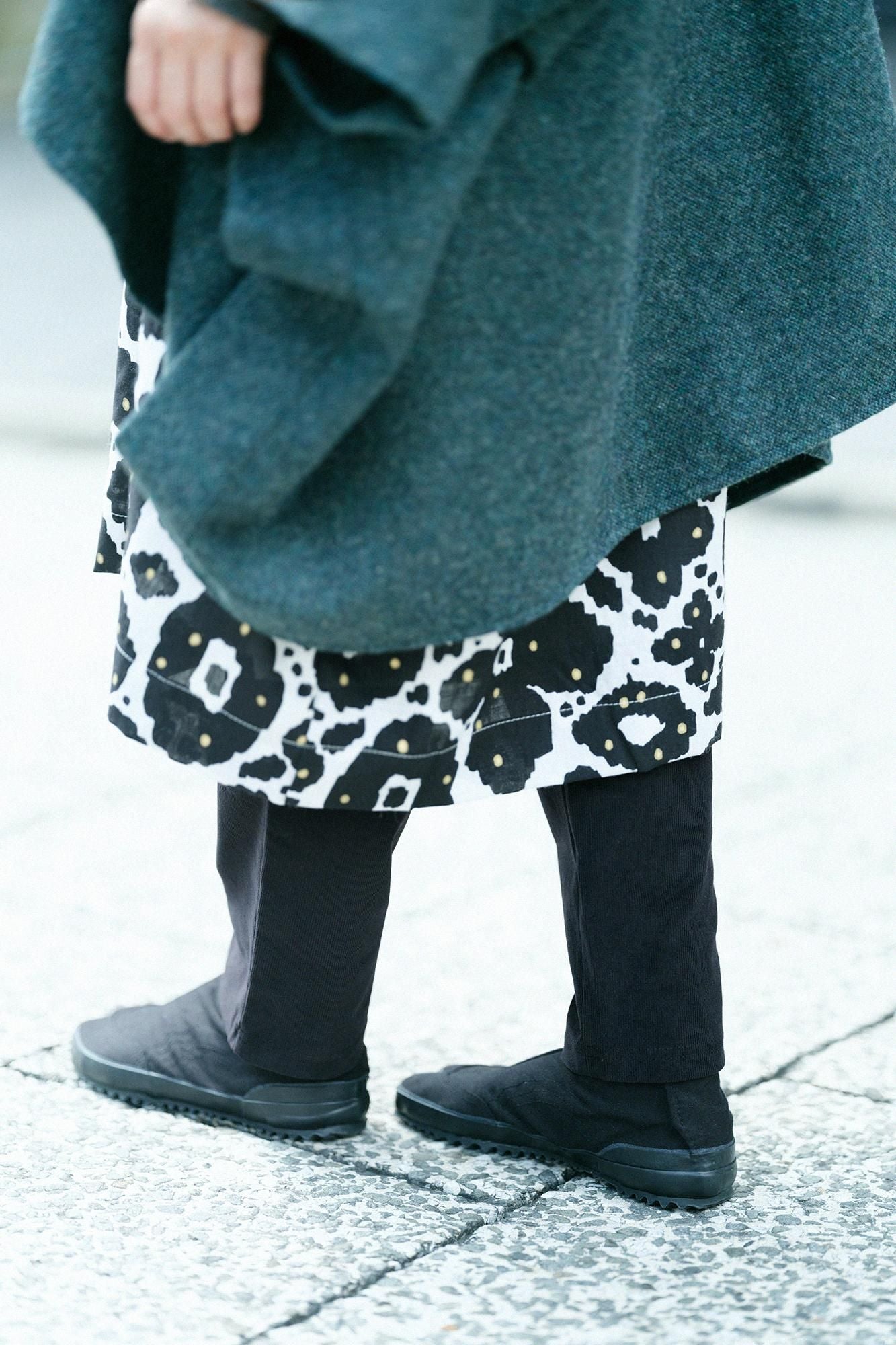 Shin Corduroy Slightly Slim-type Leggings Pants / Black