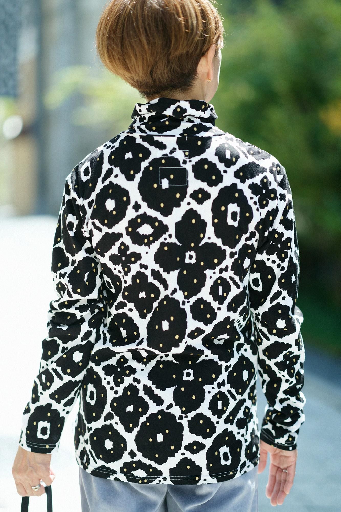 高領上衣/花裝飾