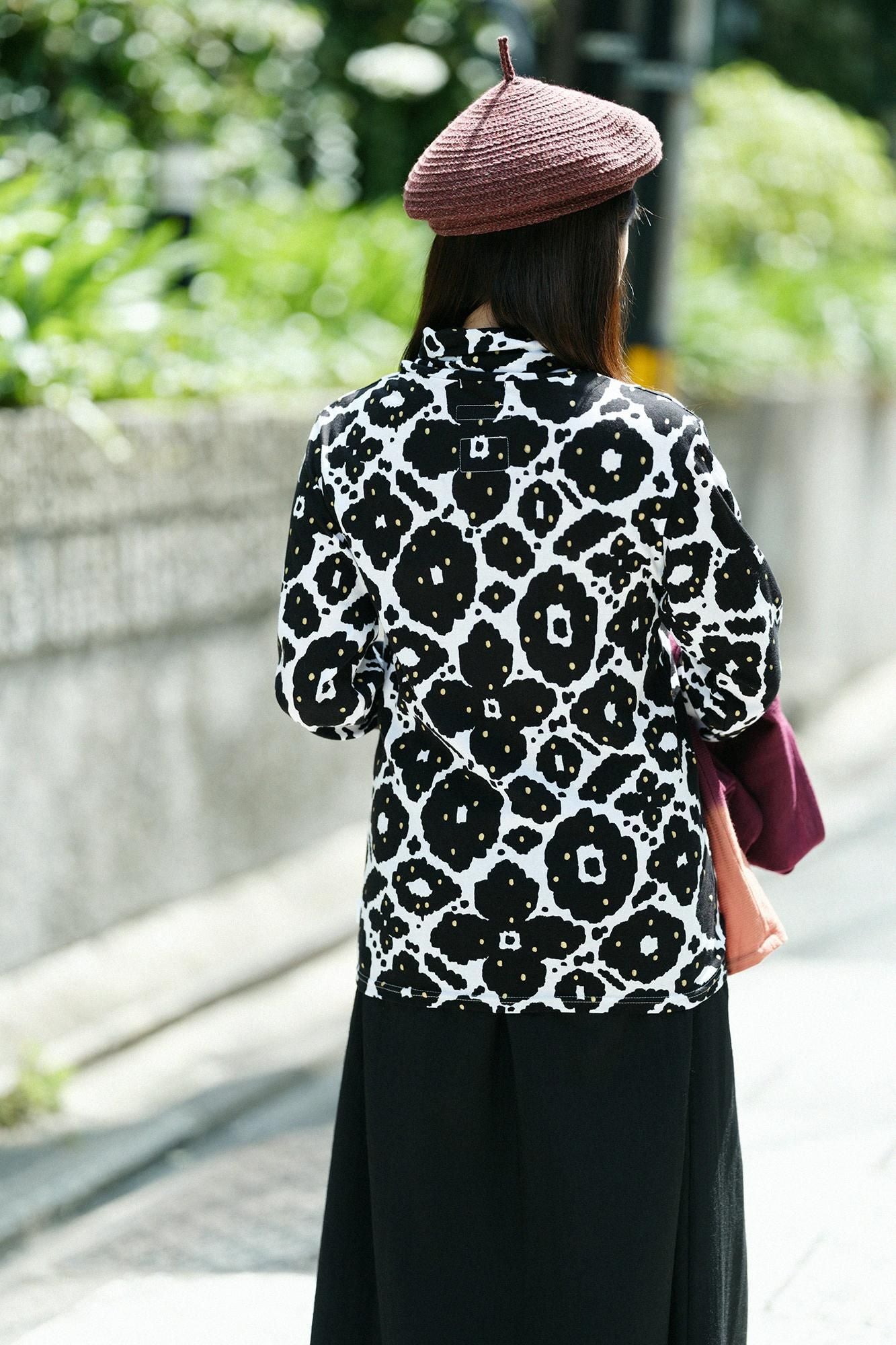 高領上衣/花裝飾