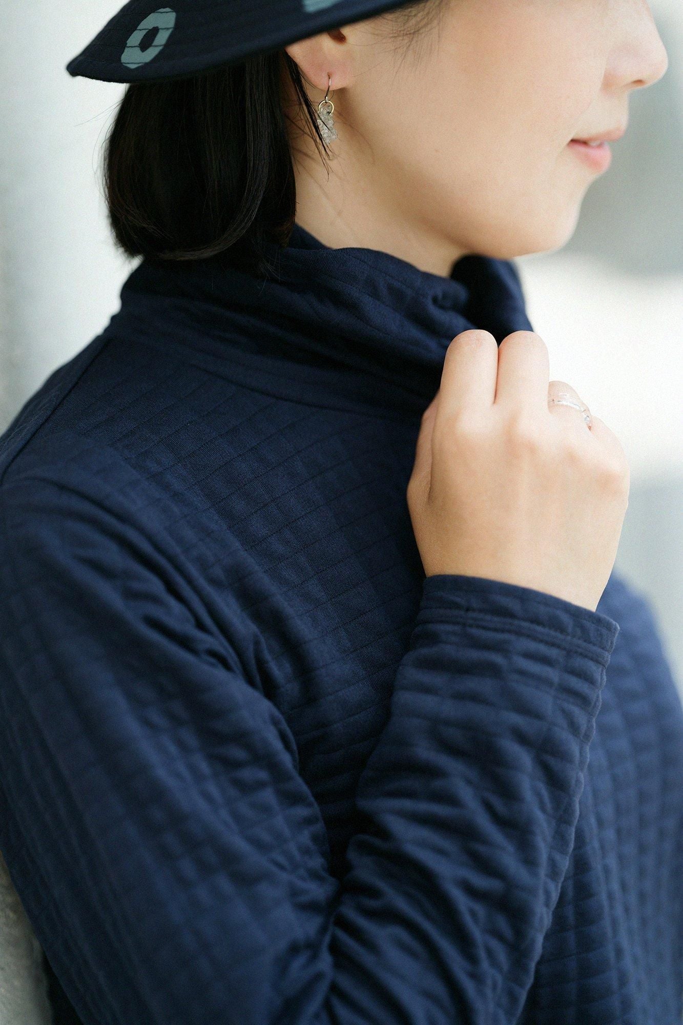 絎縫針織造型高領上衣L/S長版上衣/深藍色