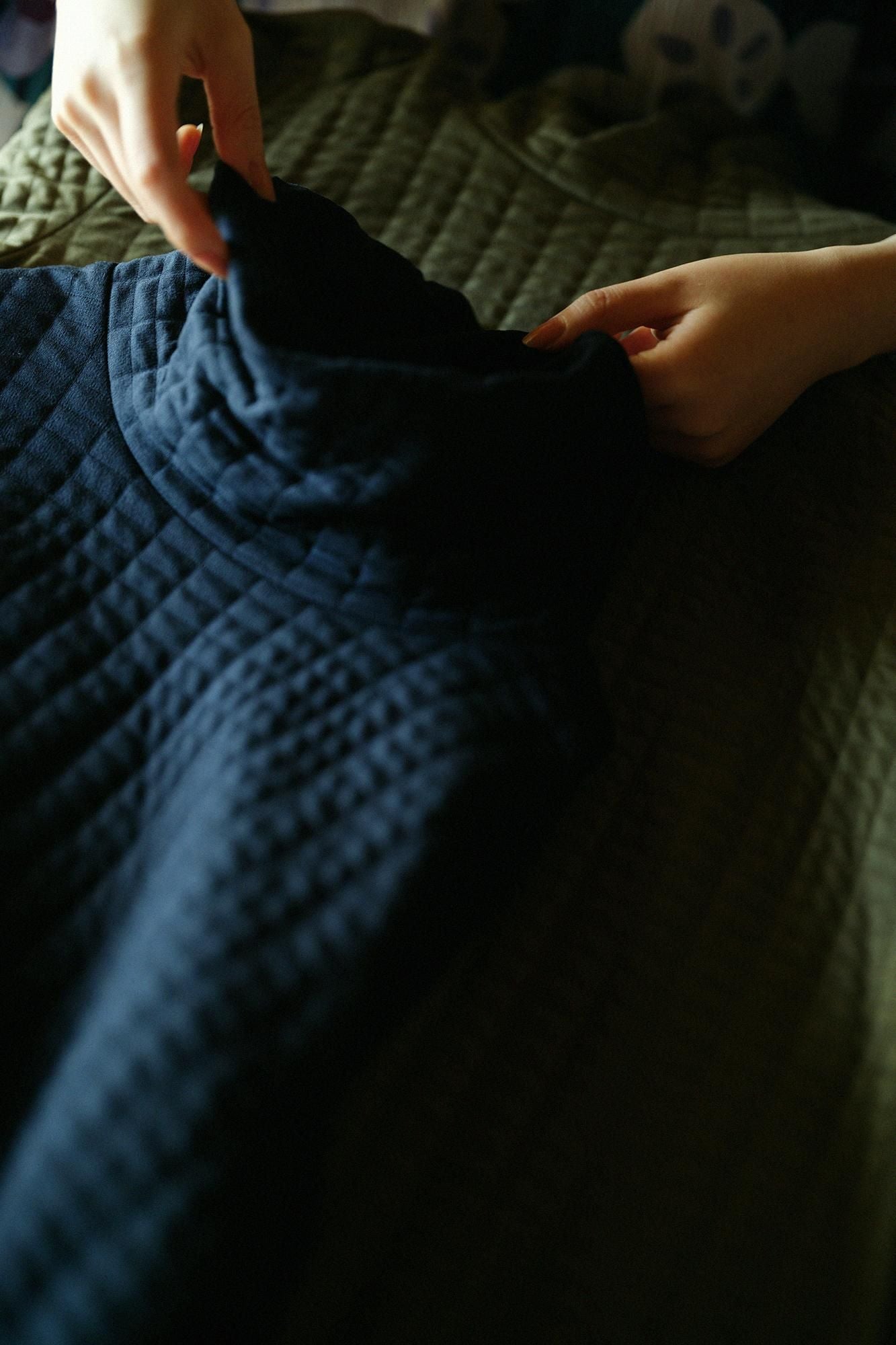 絎縫針織造型高領上衣L/S長版上衣/深藍色