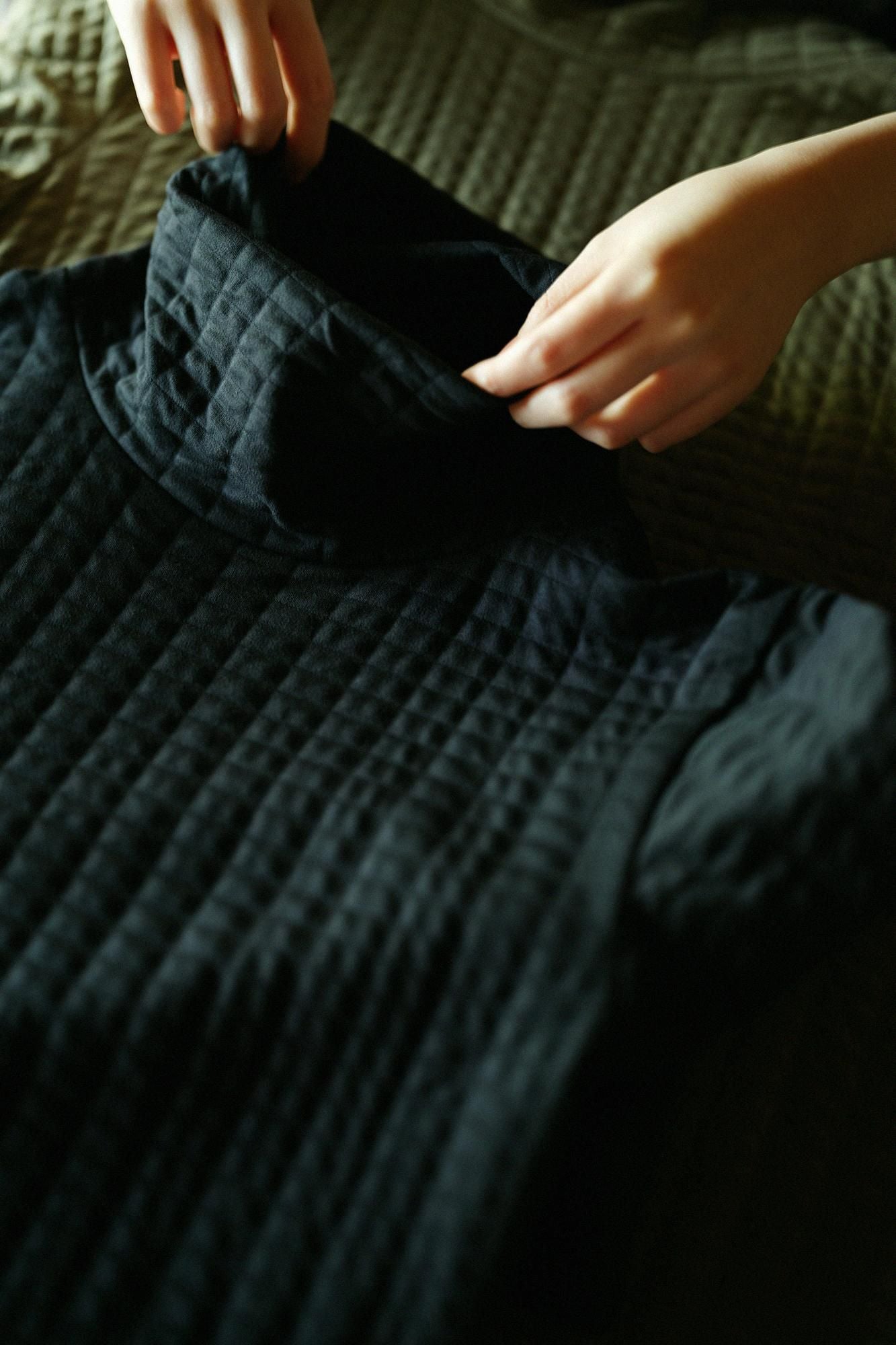 퀼트 니트 트위스트터틀 l/s 튜닉/검은색