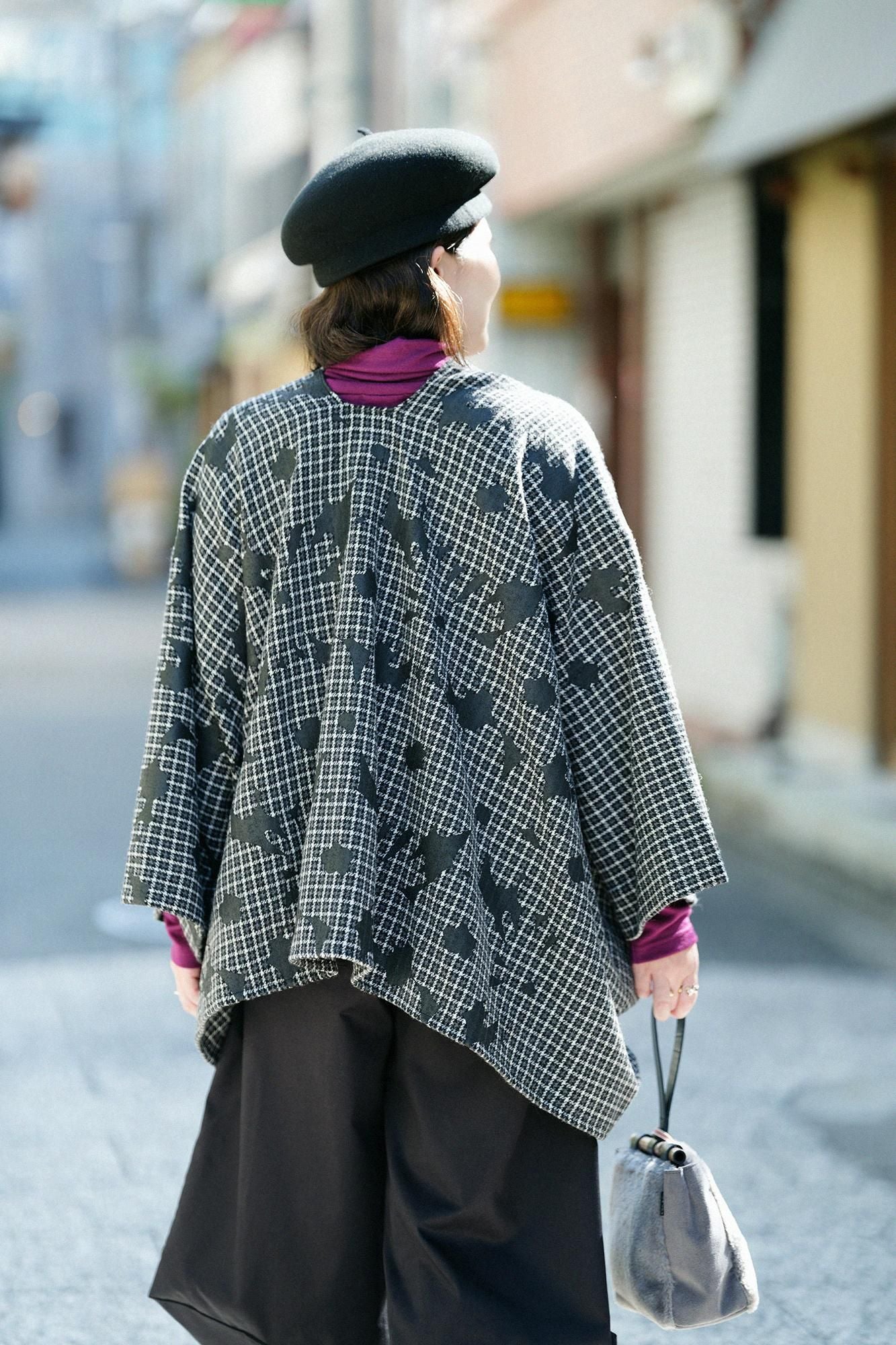 Tweed Lattice Weave Kisaragi Poncho / Oraka and Blank Black× White