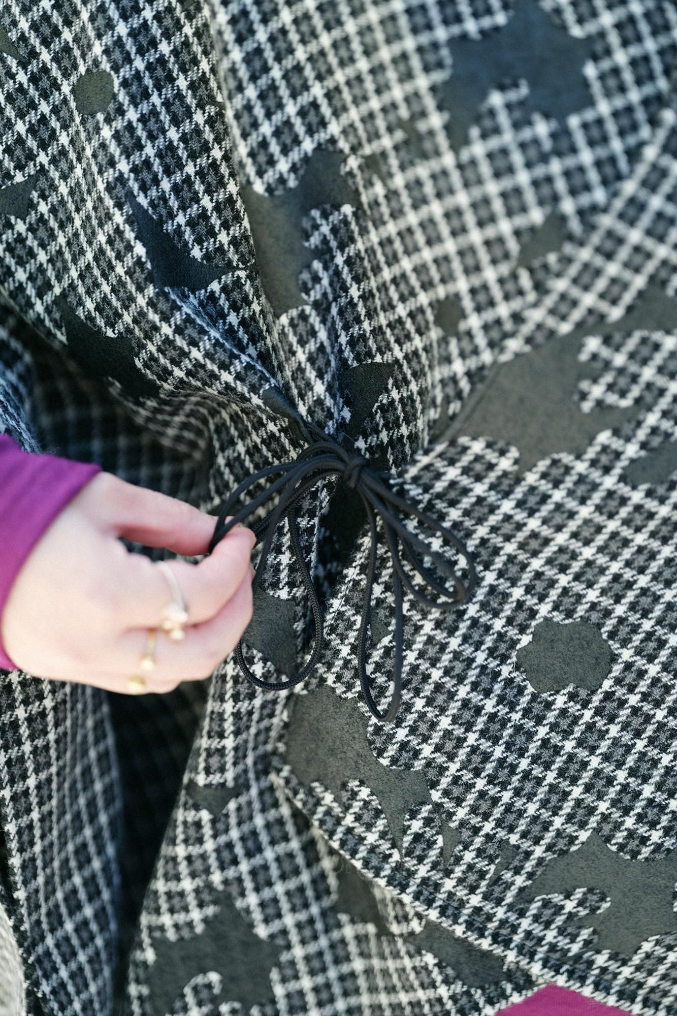 Tweed Lattice Weave Kisaragi Poncho / Oraka and Blank Black× White