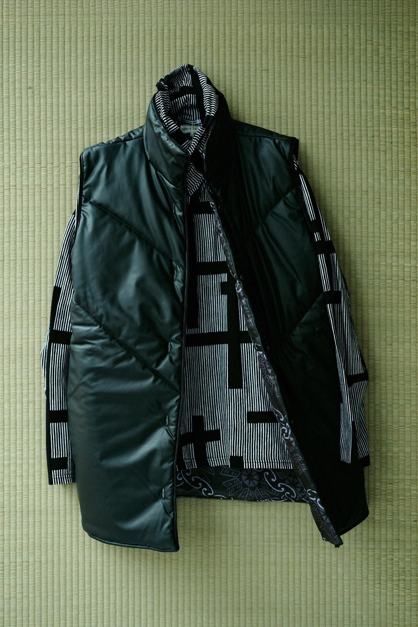 人造皮革陣羽織(Nagajinbaori)夾棉 附裡襯/黑色圓環風車紋 再現