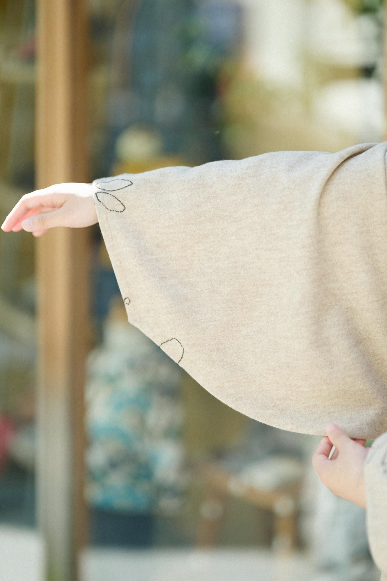 壓縮雙面編高領圓弧袖長方形洋裝/里山(Satoyama) 波動和留白丁子色