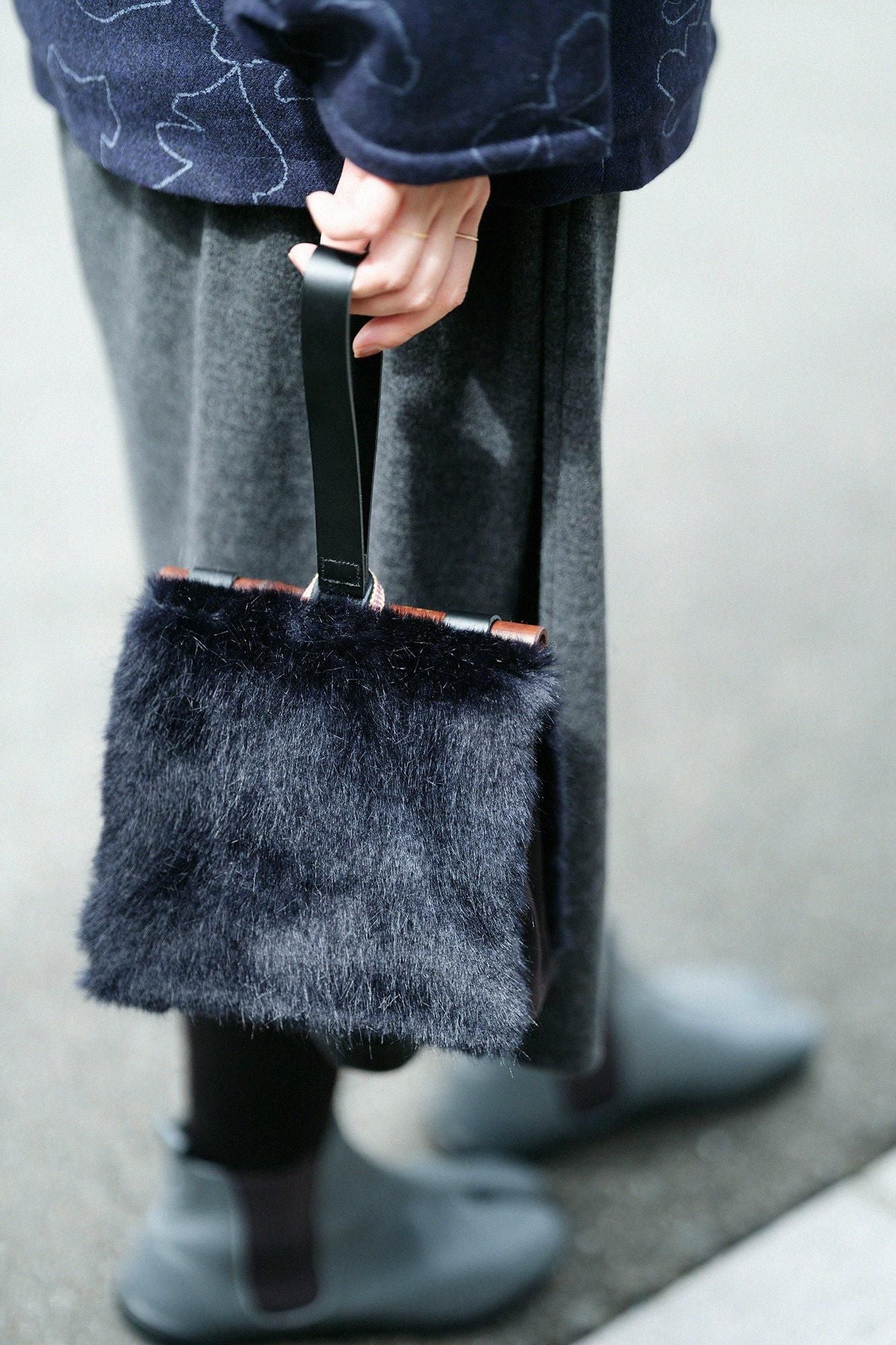 フェイクファー 道行小筥(みちゆきこばこ) 染竹(そめだけ) 小/黒紺(くろこん)×SO-SU-U昆(こん)