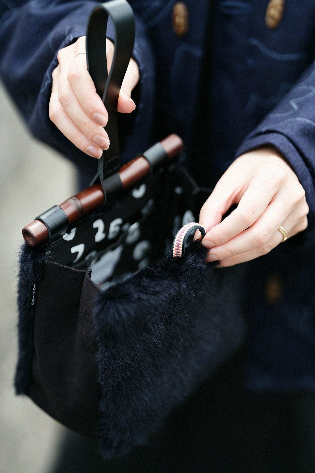 フェイクファー 道行小筥(みちゆきこばこ) 染竹(そめだけ) 小/黒紺(くろこん)×SO-SU-U昆(こん)