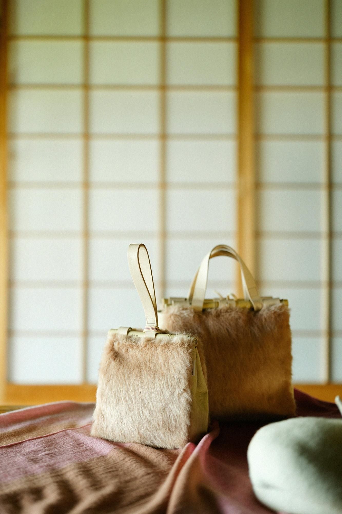 フェイクファー 道行小筥(みちゆきこばこ) 小 /灰梅(はいうめ)×花丸文様(はなまるもんよう)