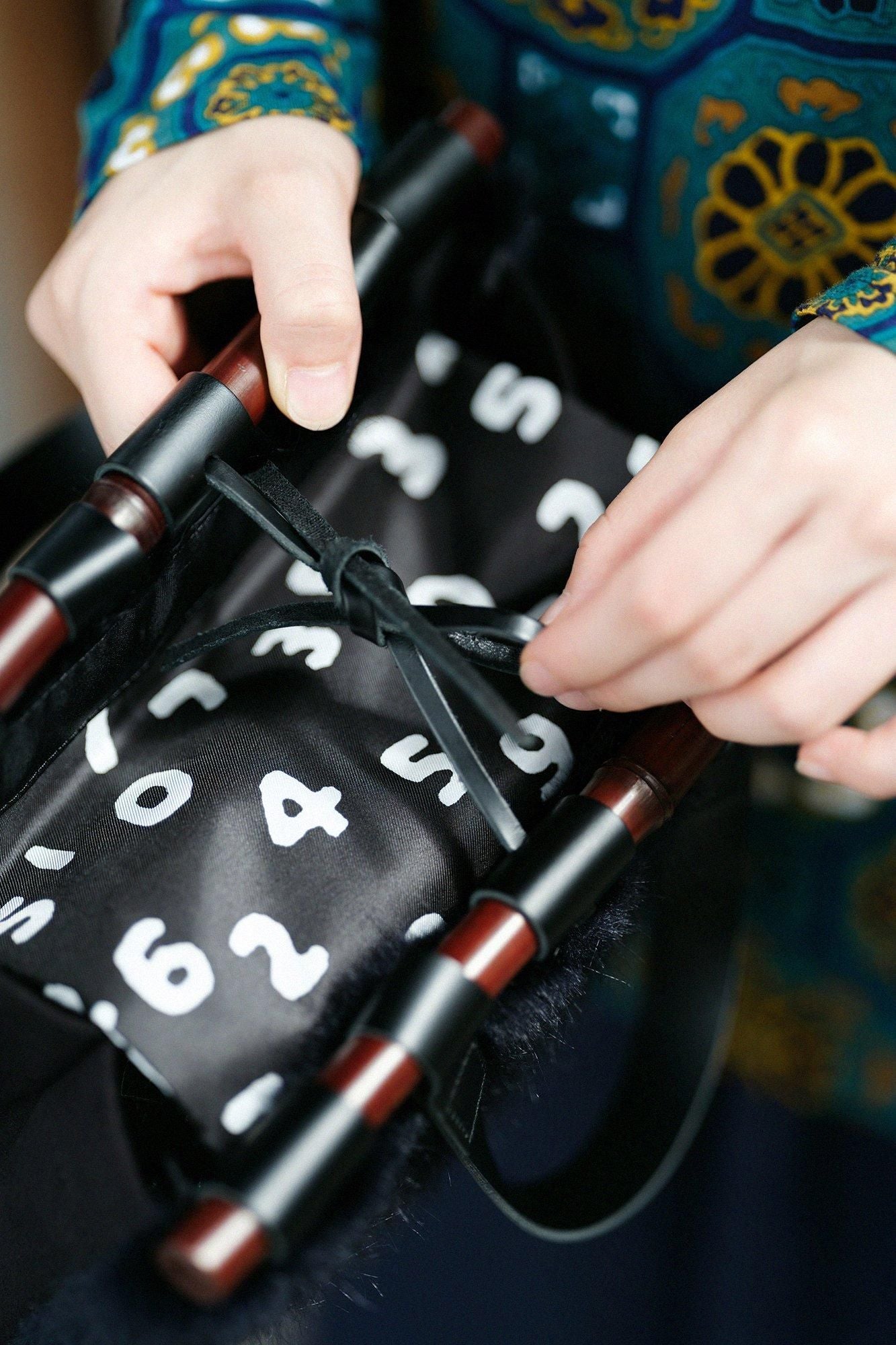 フェイクファー 道行小筥(みちゆきこばこ) 染竹(そめだけ)/黒紺(くろこん)×SO-SU-U昆(こん)