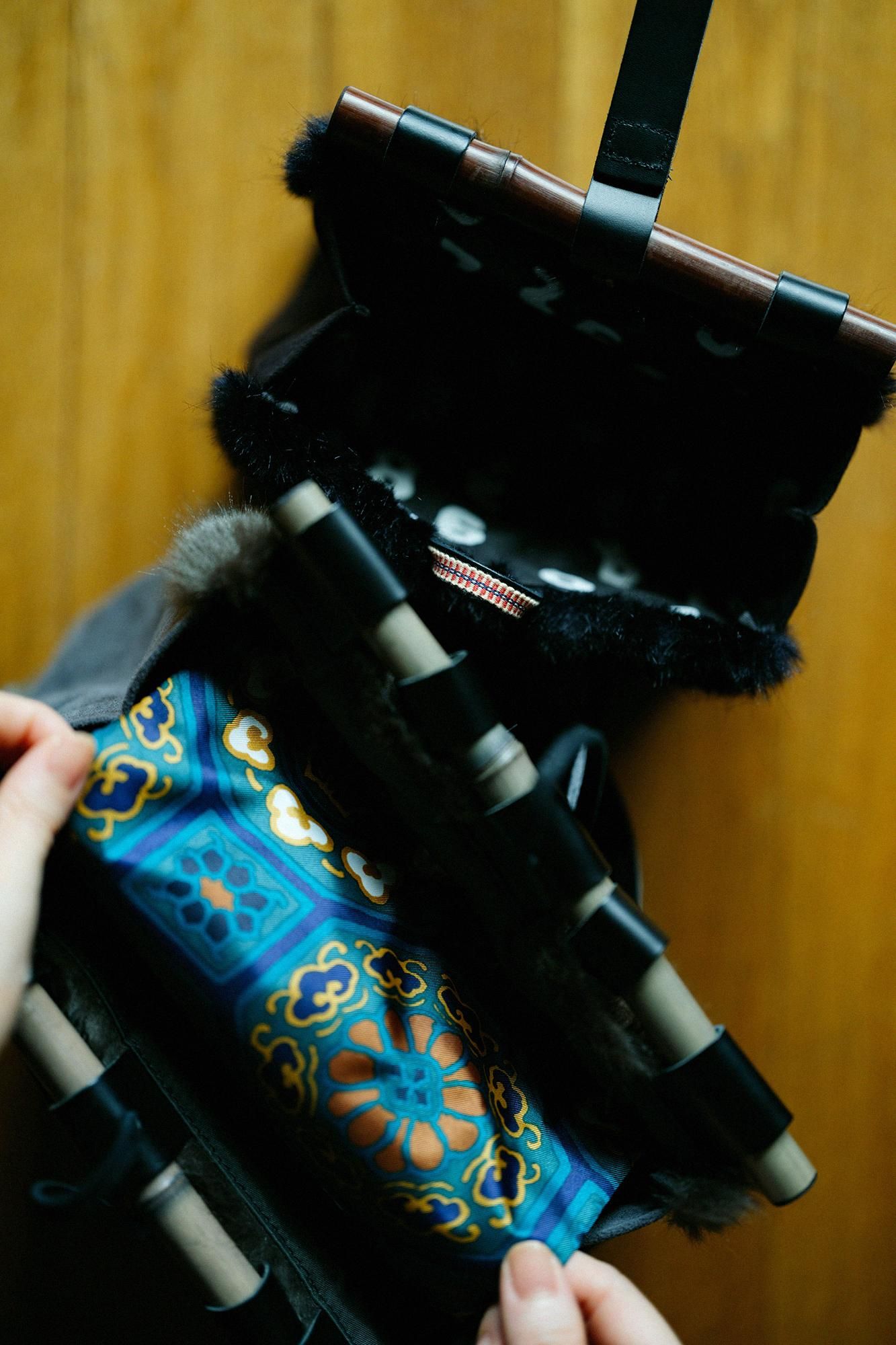 フェイクファー 道行小筥(みちゆきこばこ) 染竹(そめだけ)/濃灰(こいはい)×華麗(かれい)