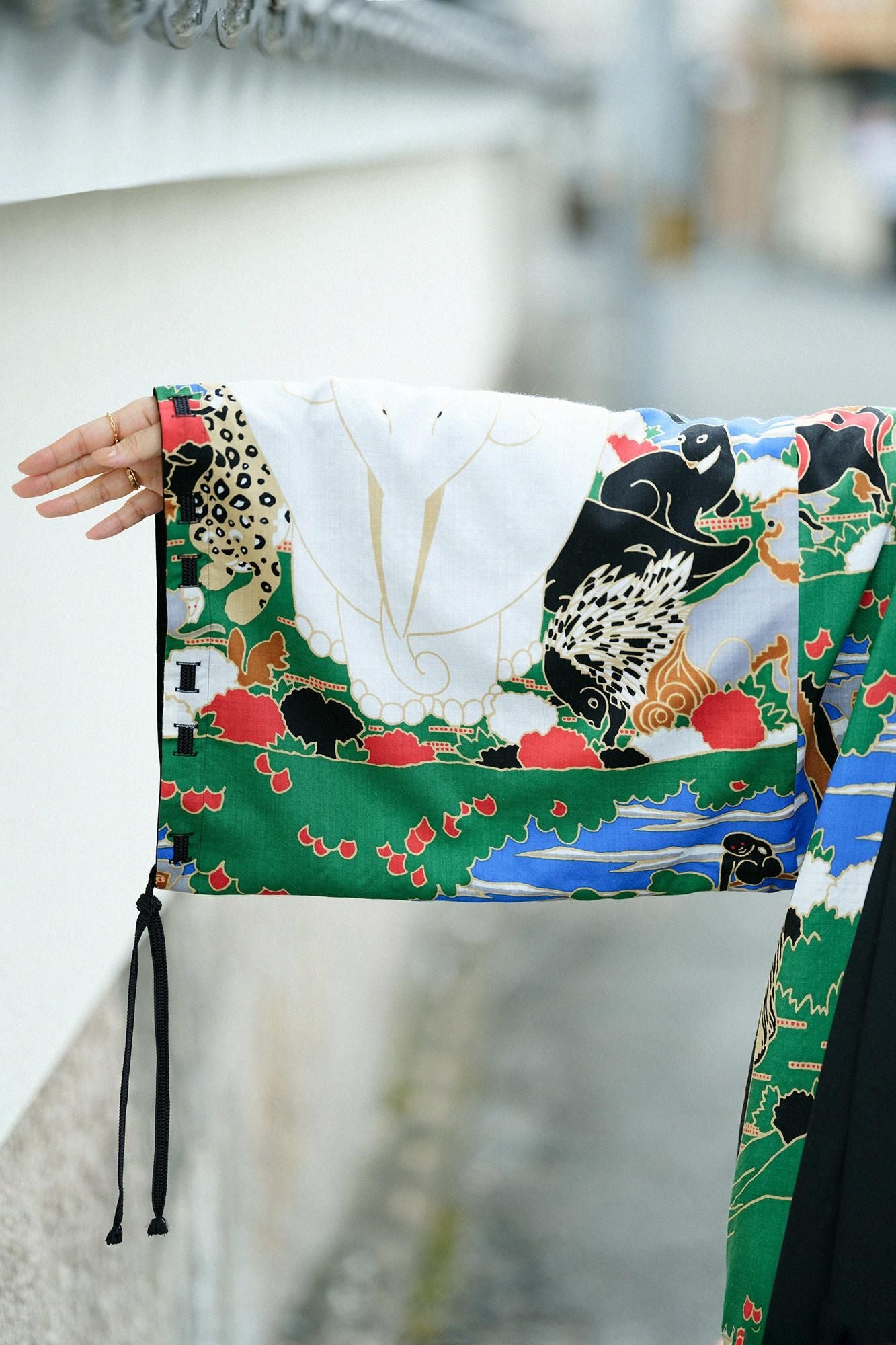 梳毛(そもう)×モスリン 宮中袖(きゅうちゅうそで) 可逆(かぎゃく)/濡羽色(ぬればいろ)×若冲 鳥獣花木図屏風(ちょうじゅうかぼくずびょうぶ) 写し2