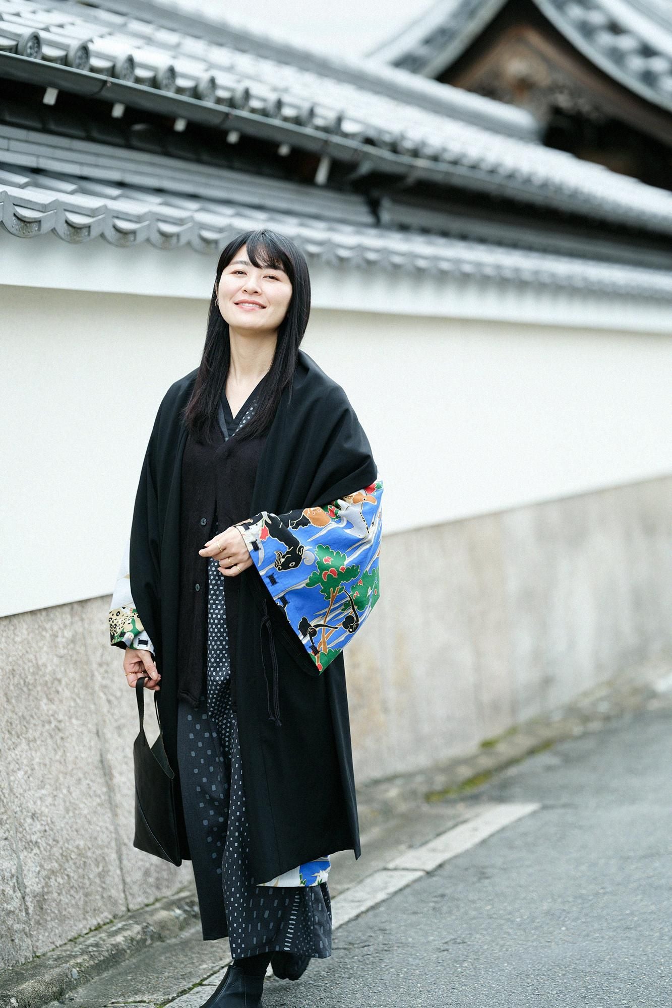 梳毛(そもう)×モスリン 宮中袖(きゅうちゅうそで) 可逆(かぎゃく)/濡羽色(ぬればいろ)×若冲 鳥獣花木図屏風(ちょうじゅうかぼくずびょうぶ) 写し2